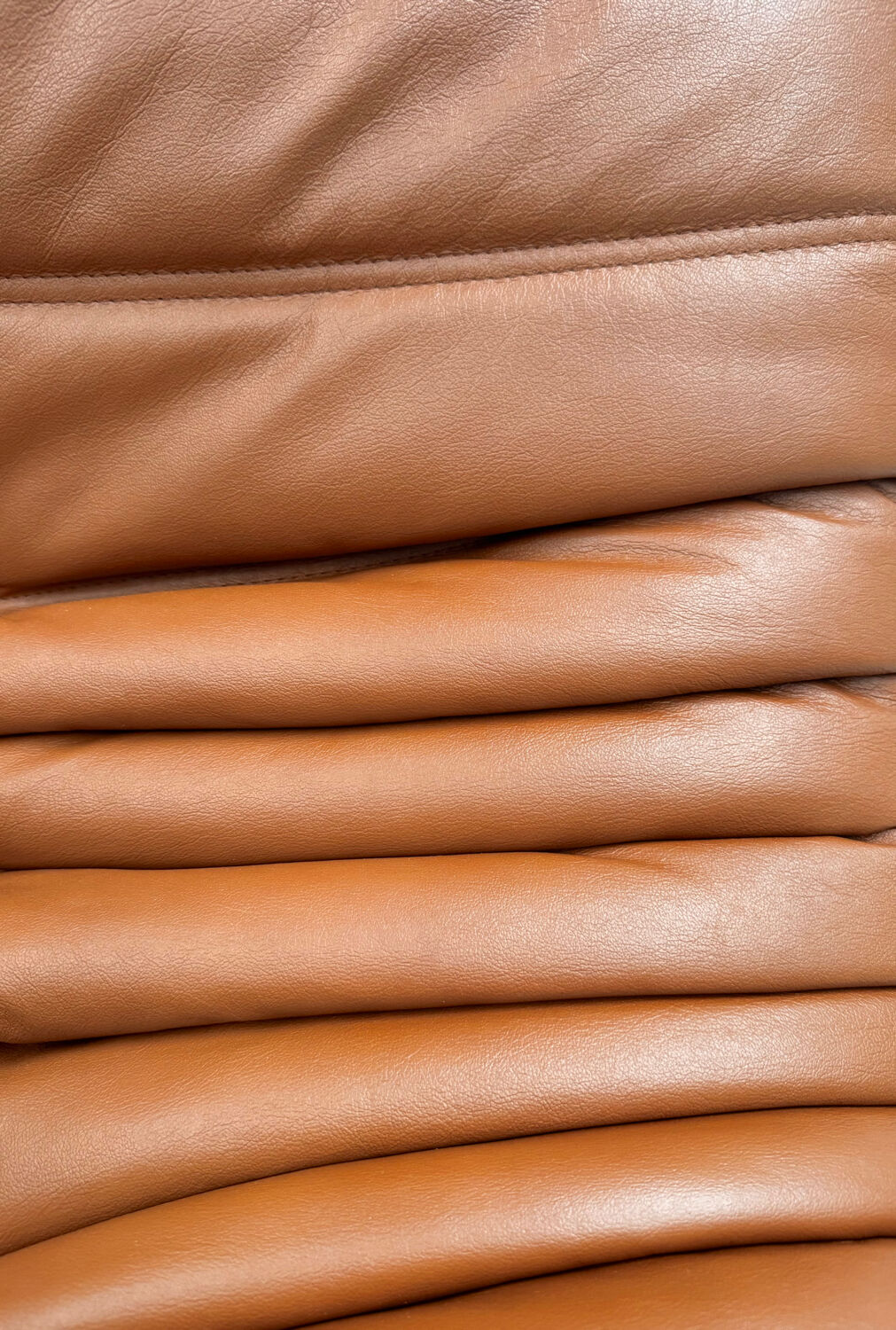 Fauteuil Togo en cuir marron attribué à Michel Ducaroy pour Ligne Roset