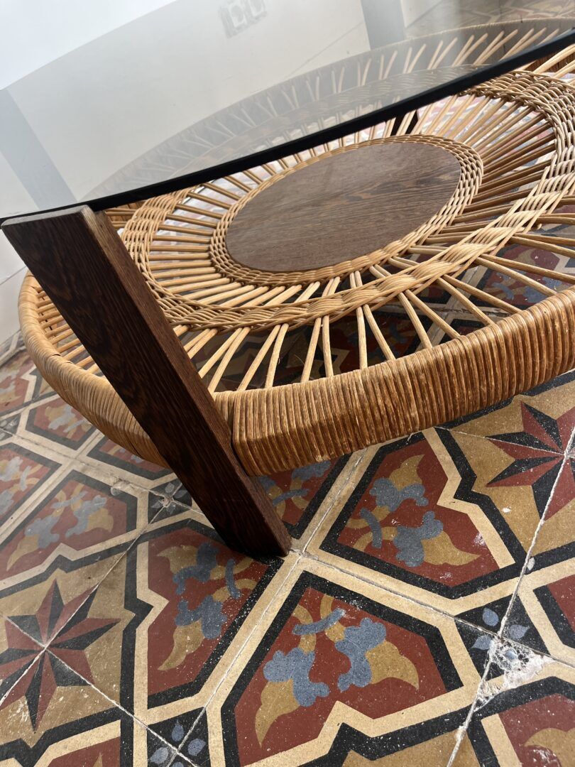 Table basse en verre fumé et rotin