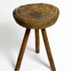 Tabouret en bois massif à trois pieds, sculpté à la main des années 1900, avec une patine fantastique.