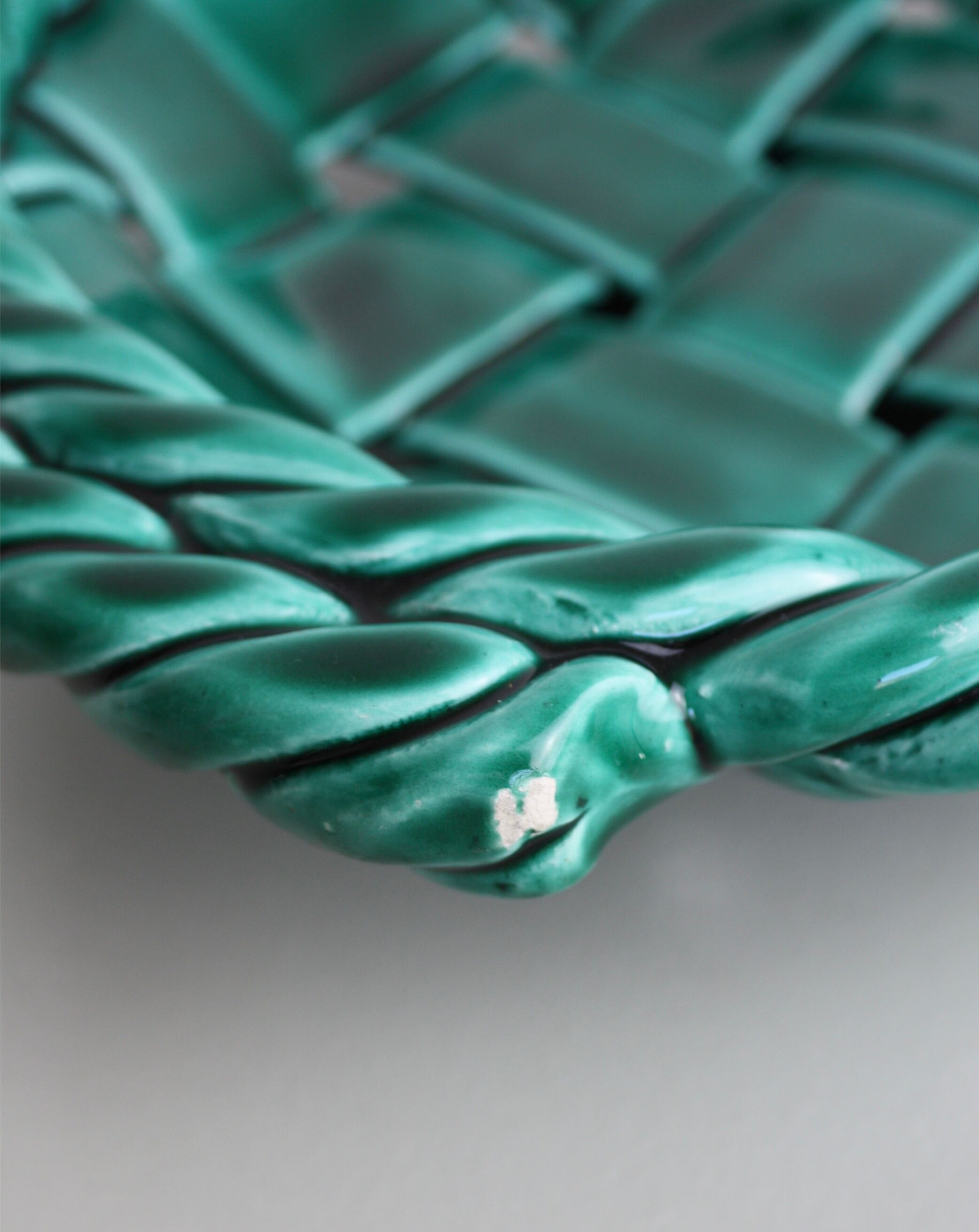Green braided earthenware cut