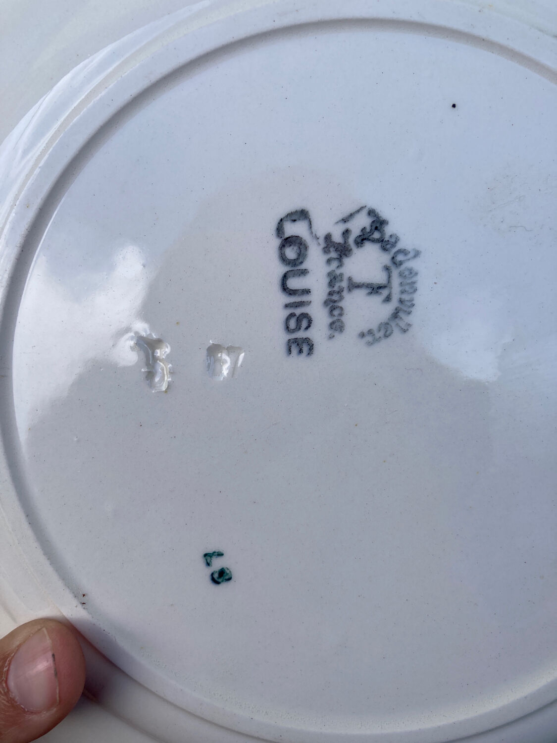 7 flat plates in white and red burgundy porcelain vintage Badonviller model Louise