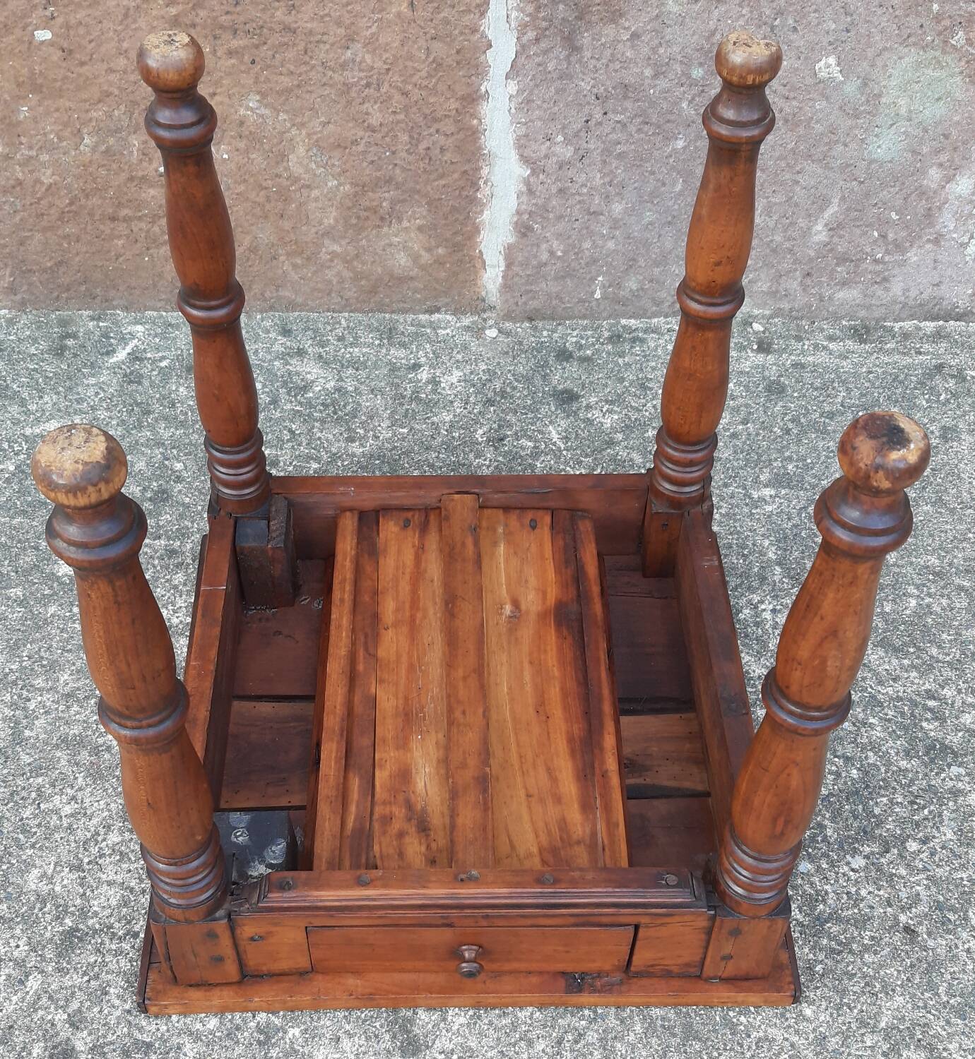 Coffee table or bedside table in wood. (With drawer)