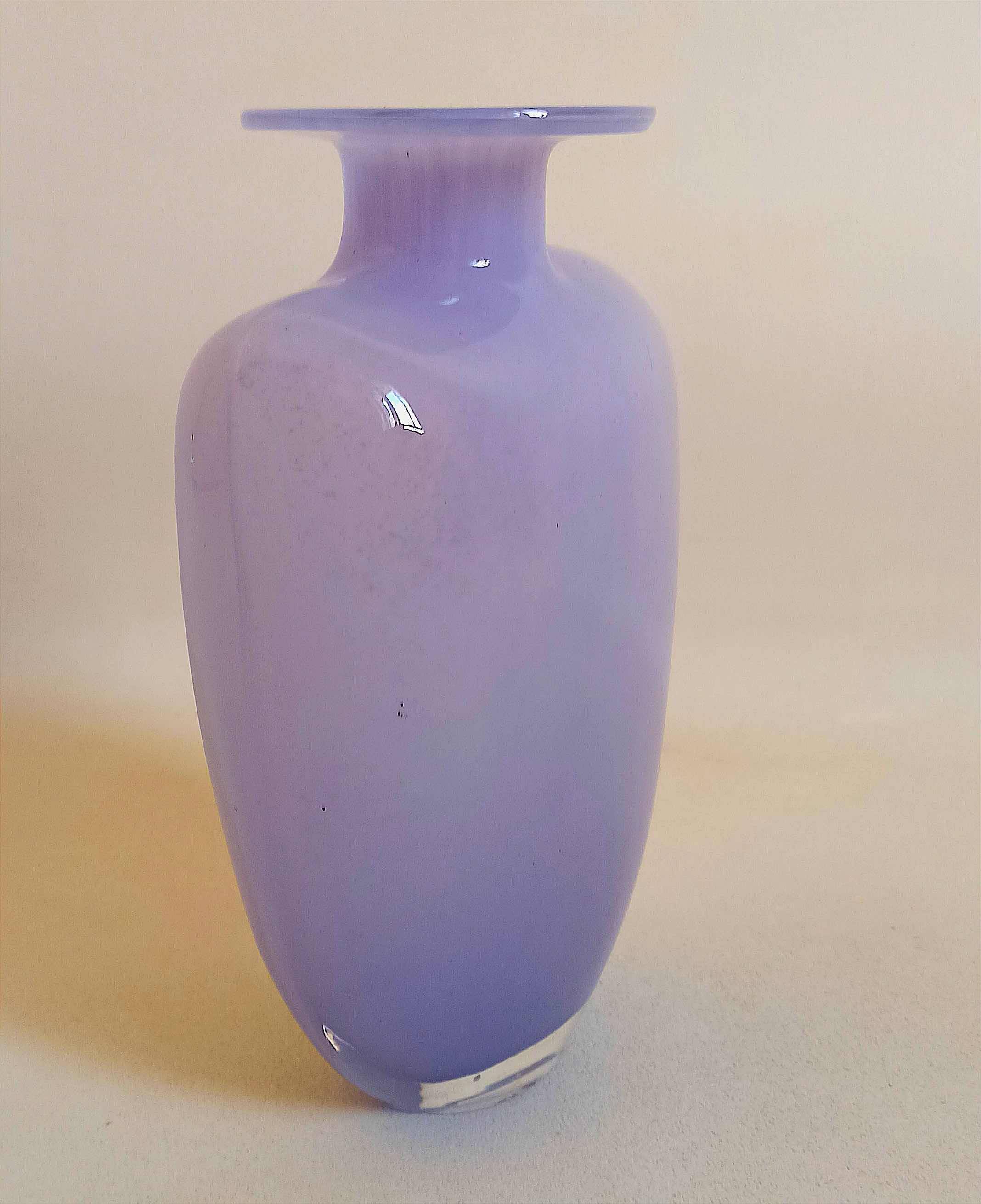 Vase Bleu lavande signé Kjell Engman Années 80 Hauteur 24,5 cm