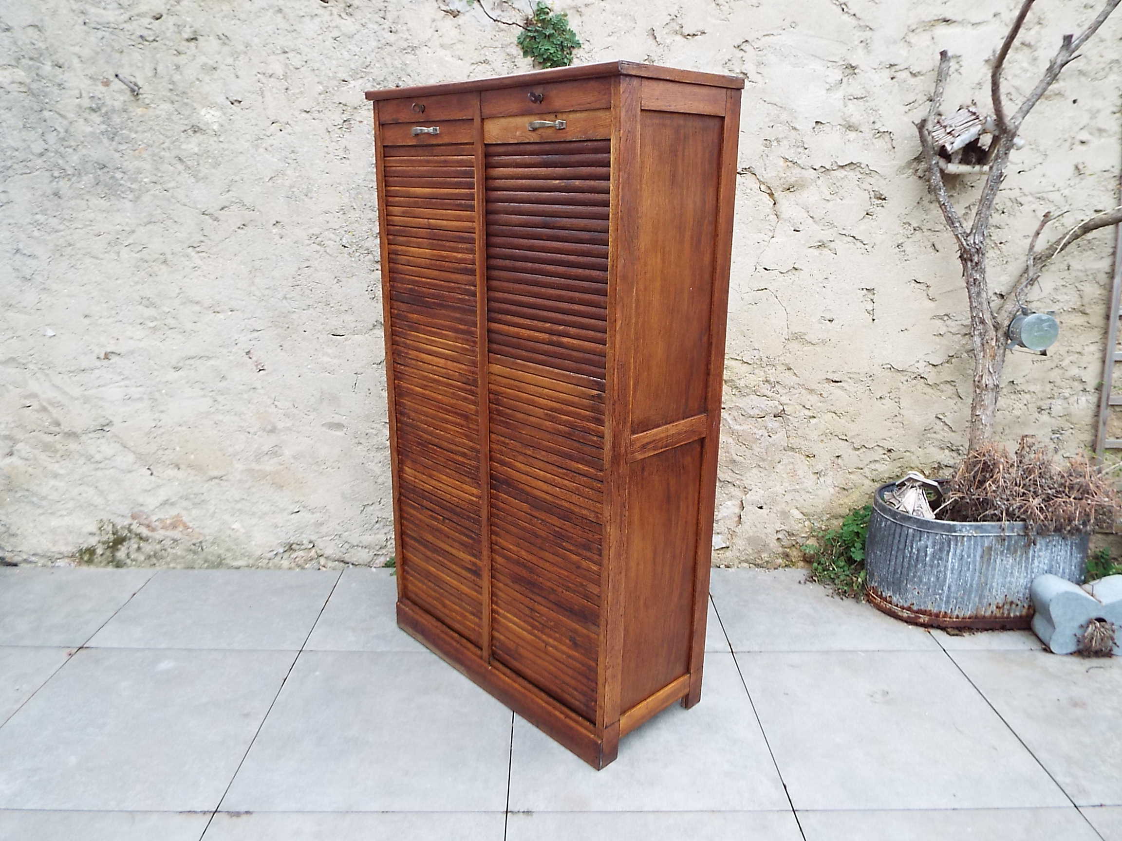 Double curtain cabinet