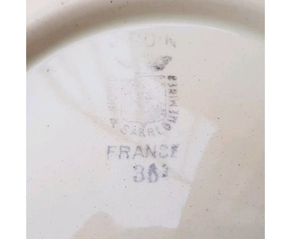 Empty pocket, flat, ceramic plate of Sarreguemines