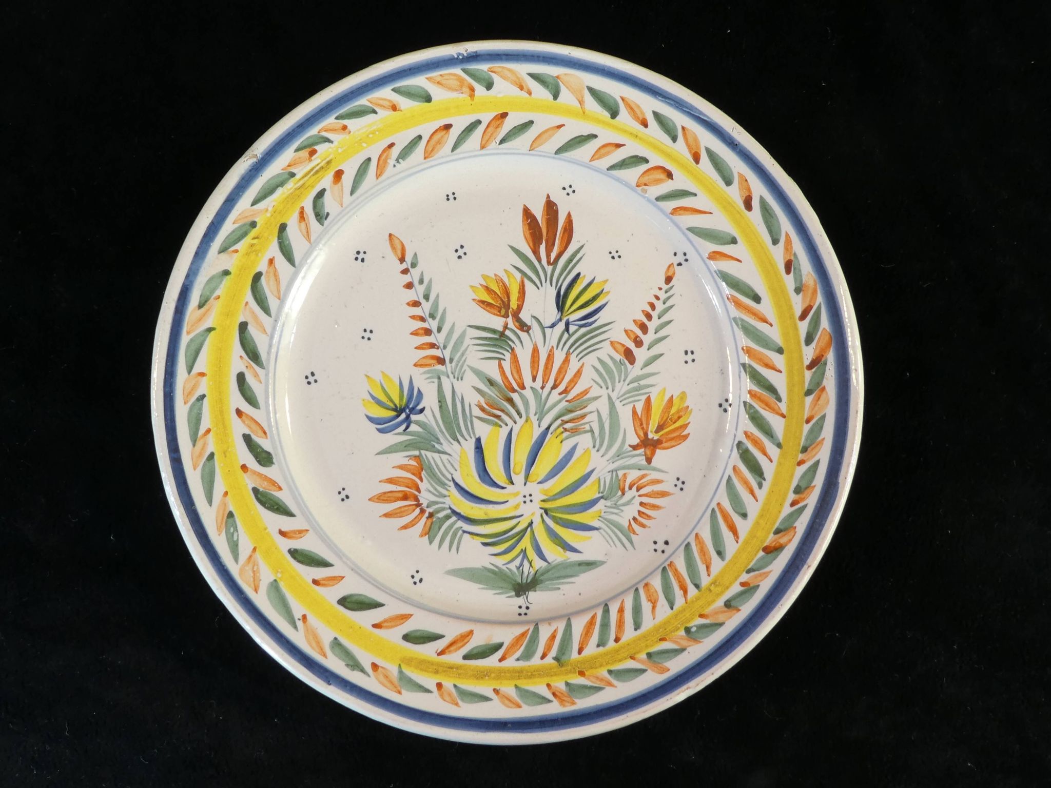 Assiette en faience Hr Quimper décor floral peint a la main