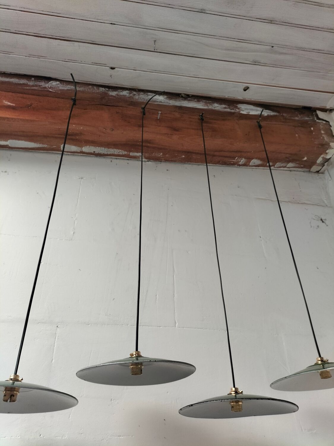 Suspensions in enamelled sheets