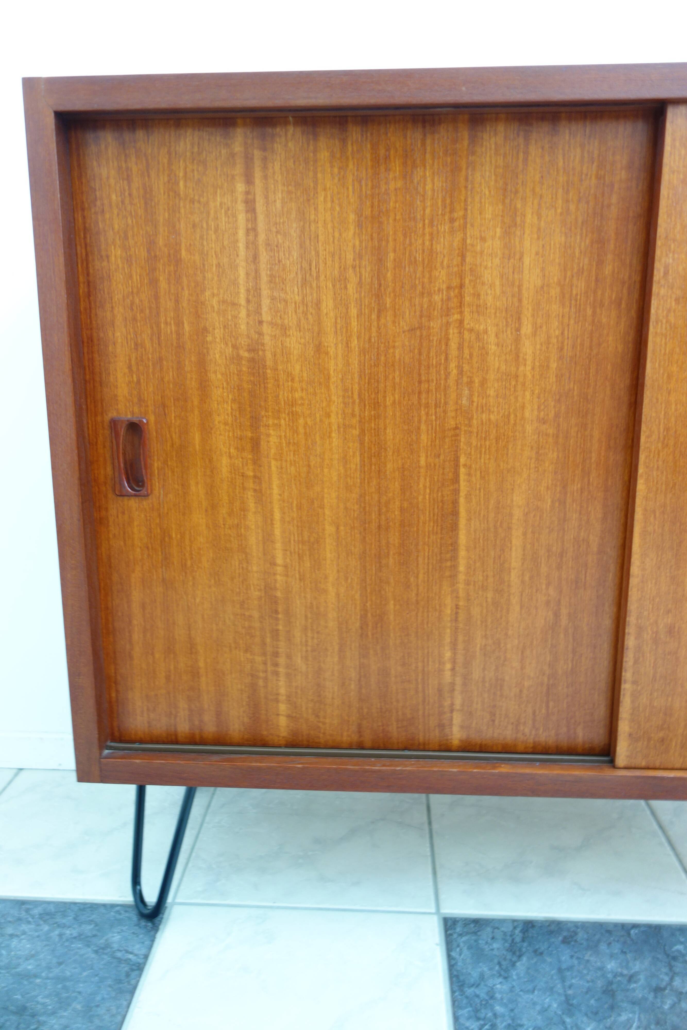 Buffet avec des portes coulissantes
