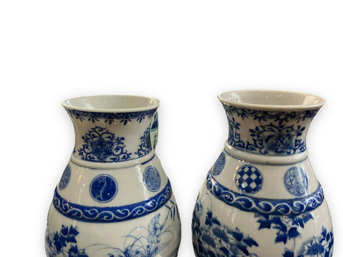 Paire de vases asiatiques en porcelaine blanche et bleue
