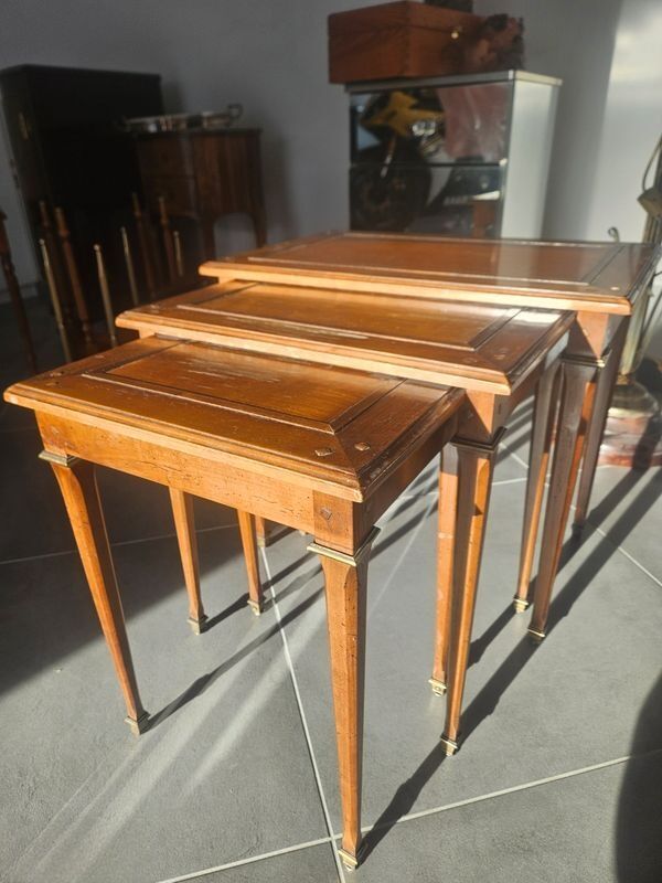 Set of 3 nesting tables in solid wood.