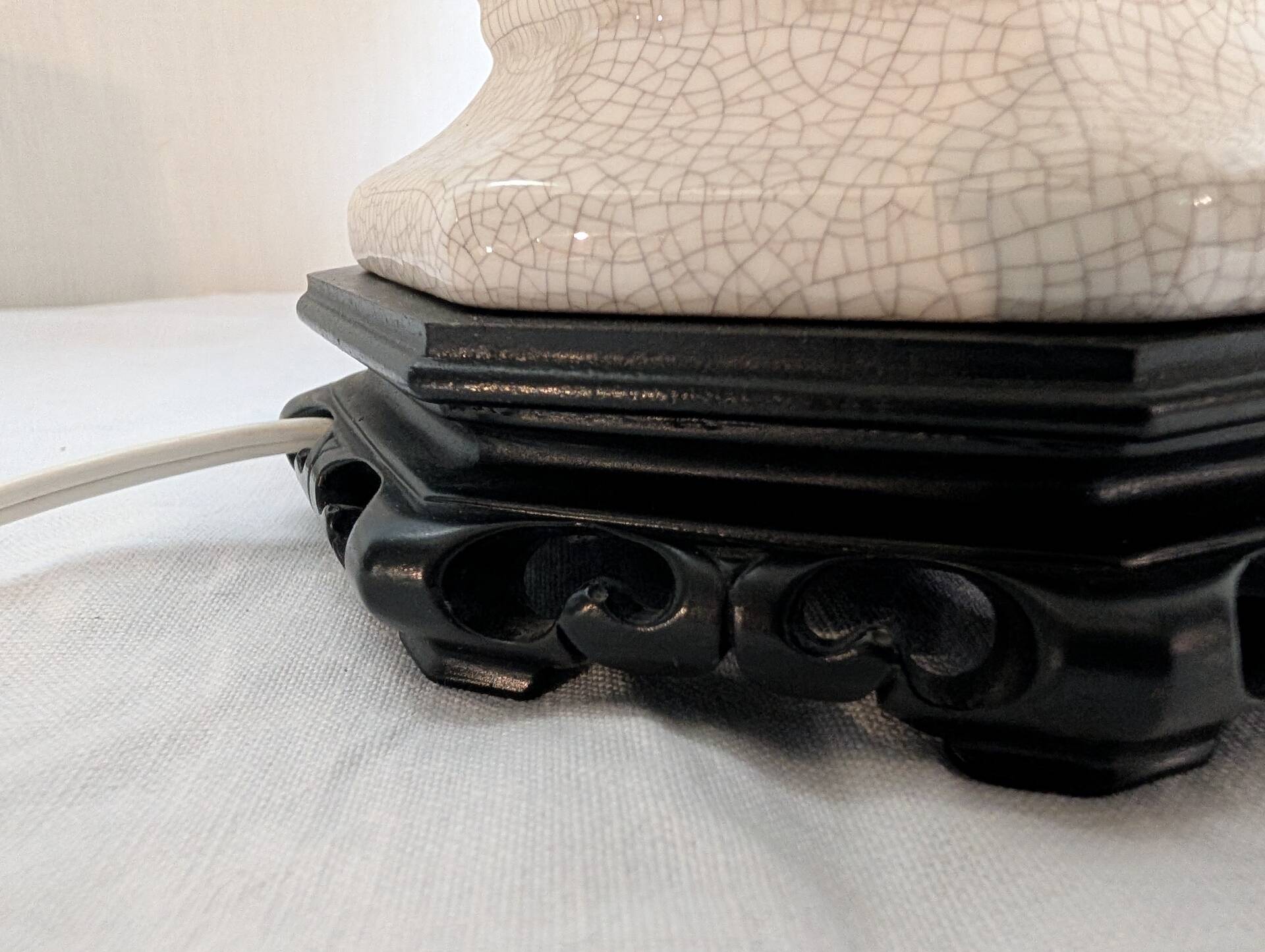 Cracked ceramic lamp base in Chinese style