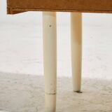 Table de chevet peinte en blanc avec trois tiroirs