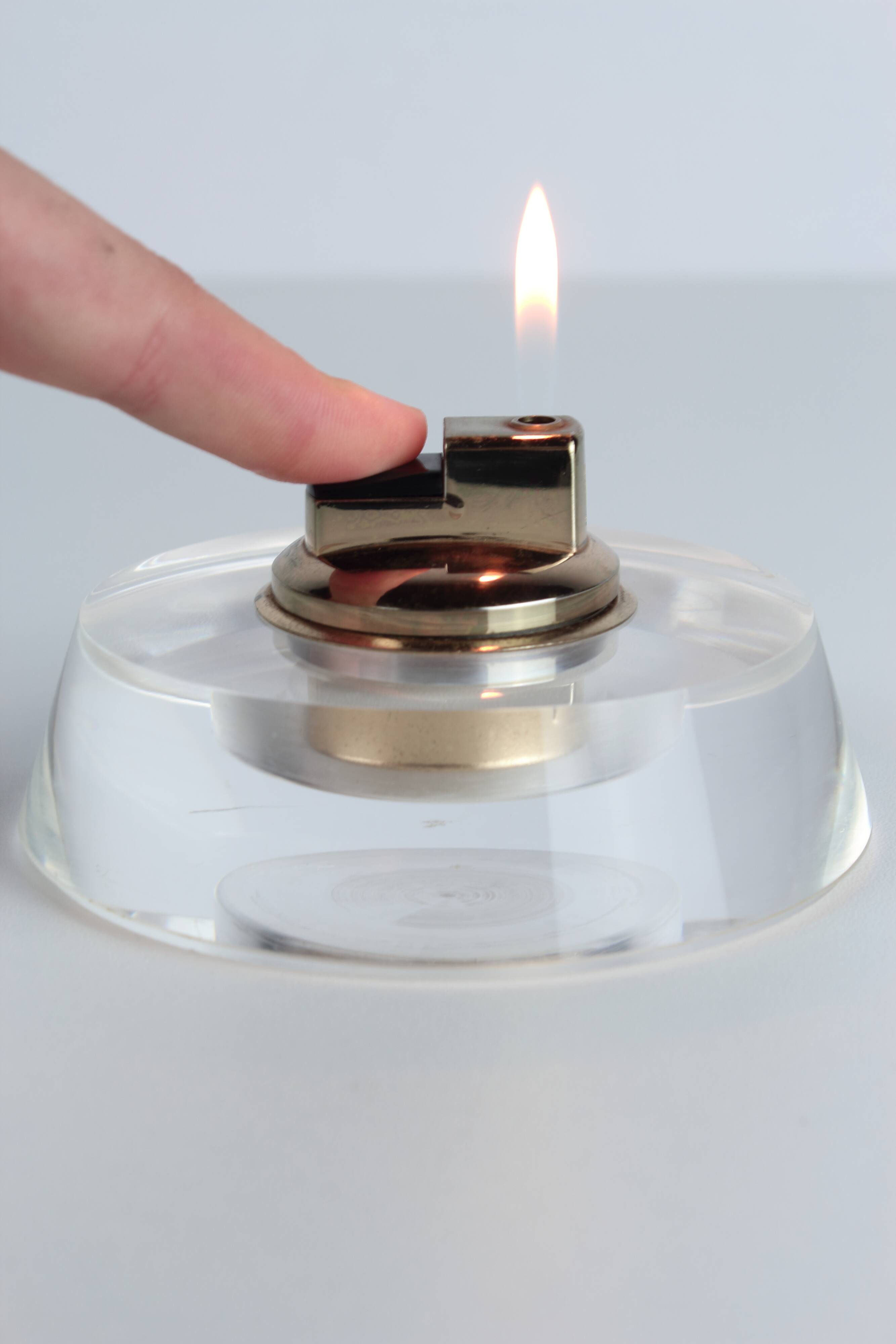 Table lighter in plexiglass and gold metal, Crespi style, 1970s.