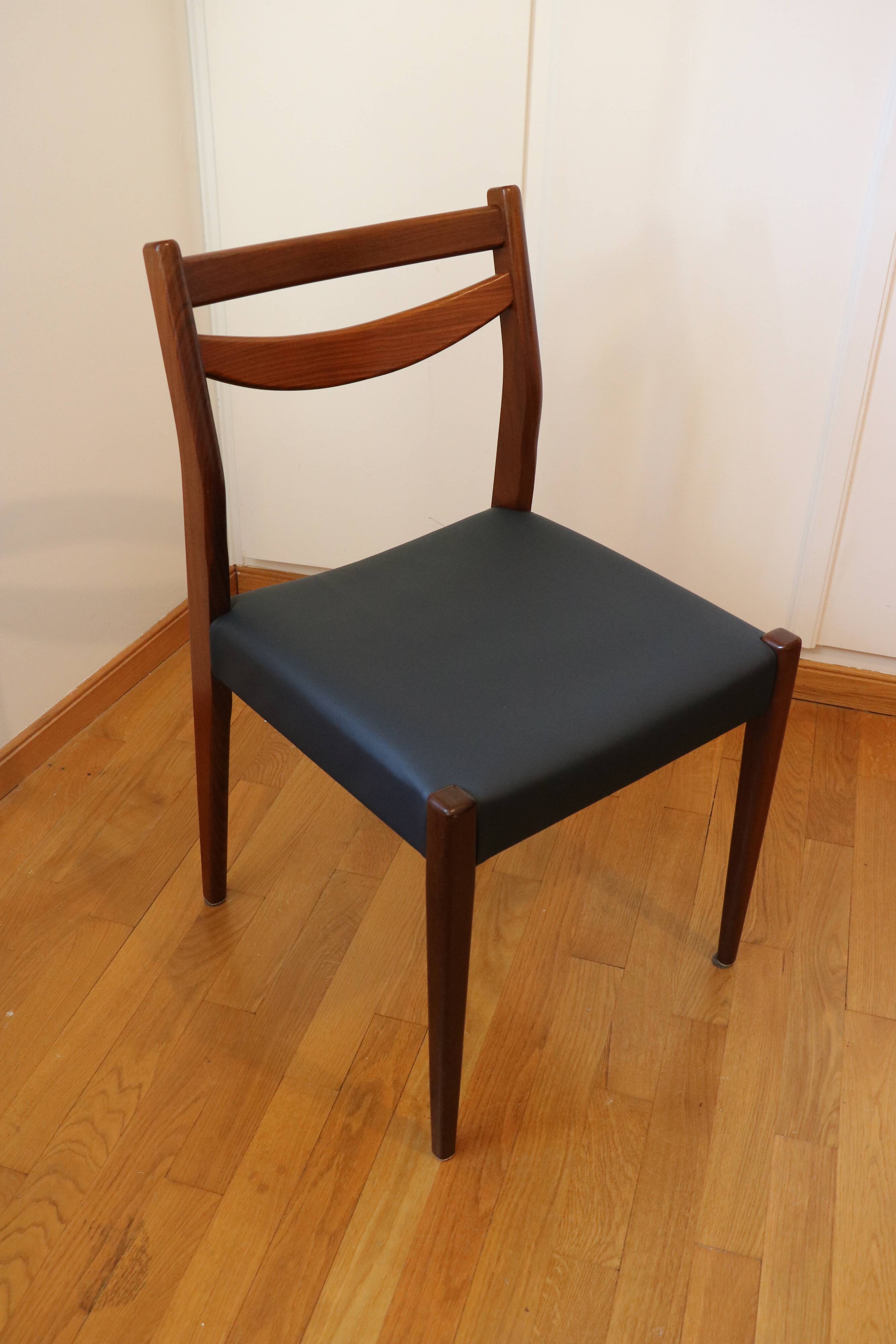 4 Scandinavian chairs in wood and faux leather, 1970.