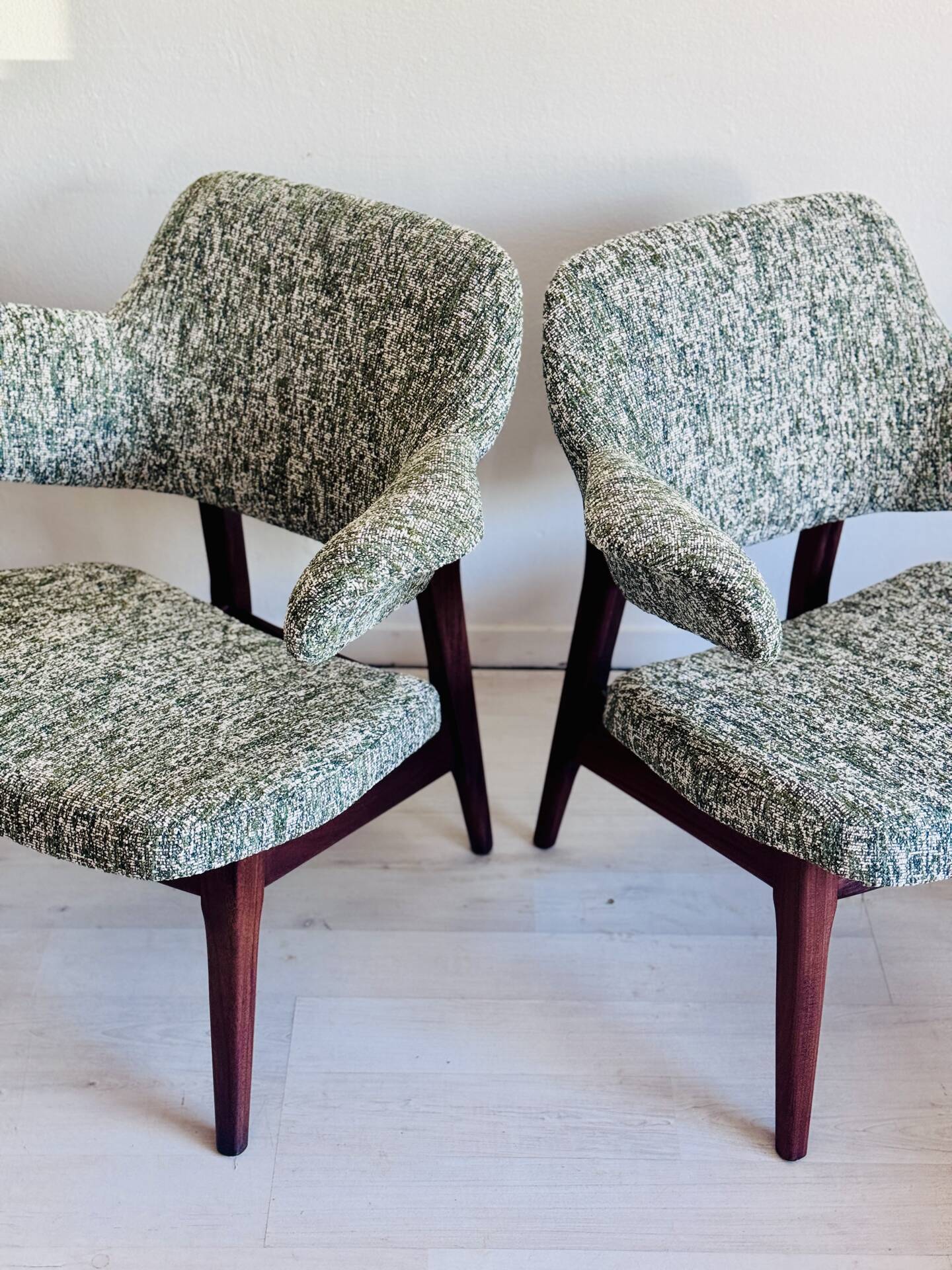 Ensemble de deux chaises Penguin Louis van Teeffelen des années 1960.