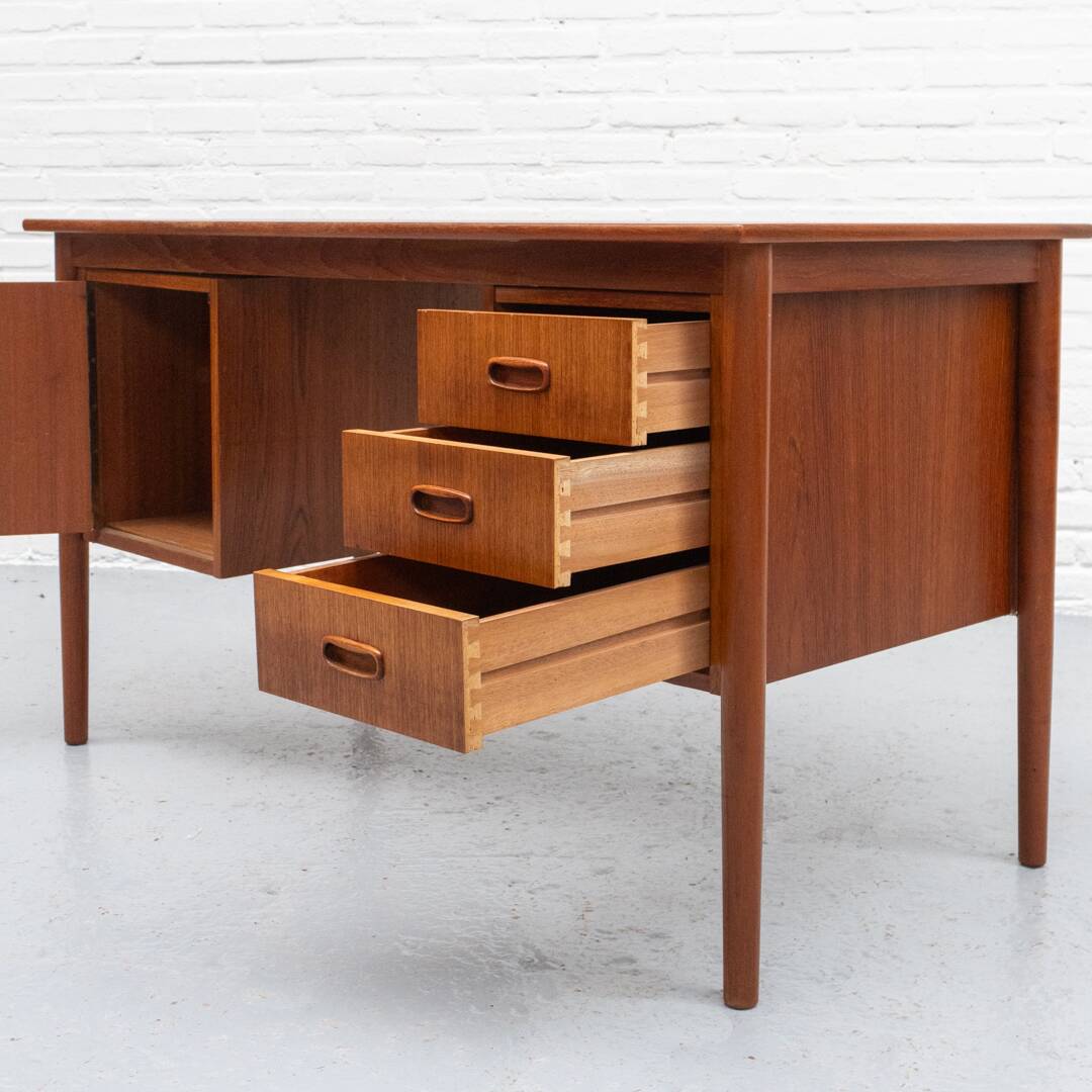 Bureau danois en teck des années 1960