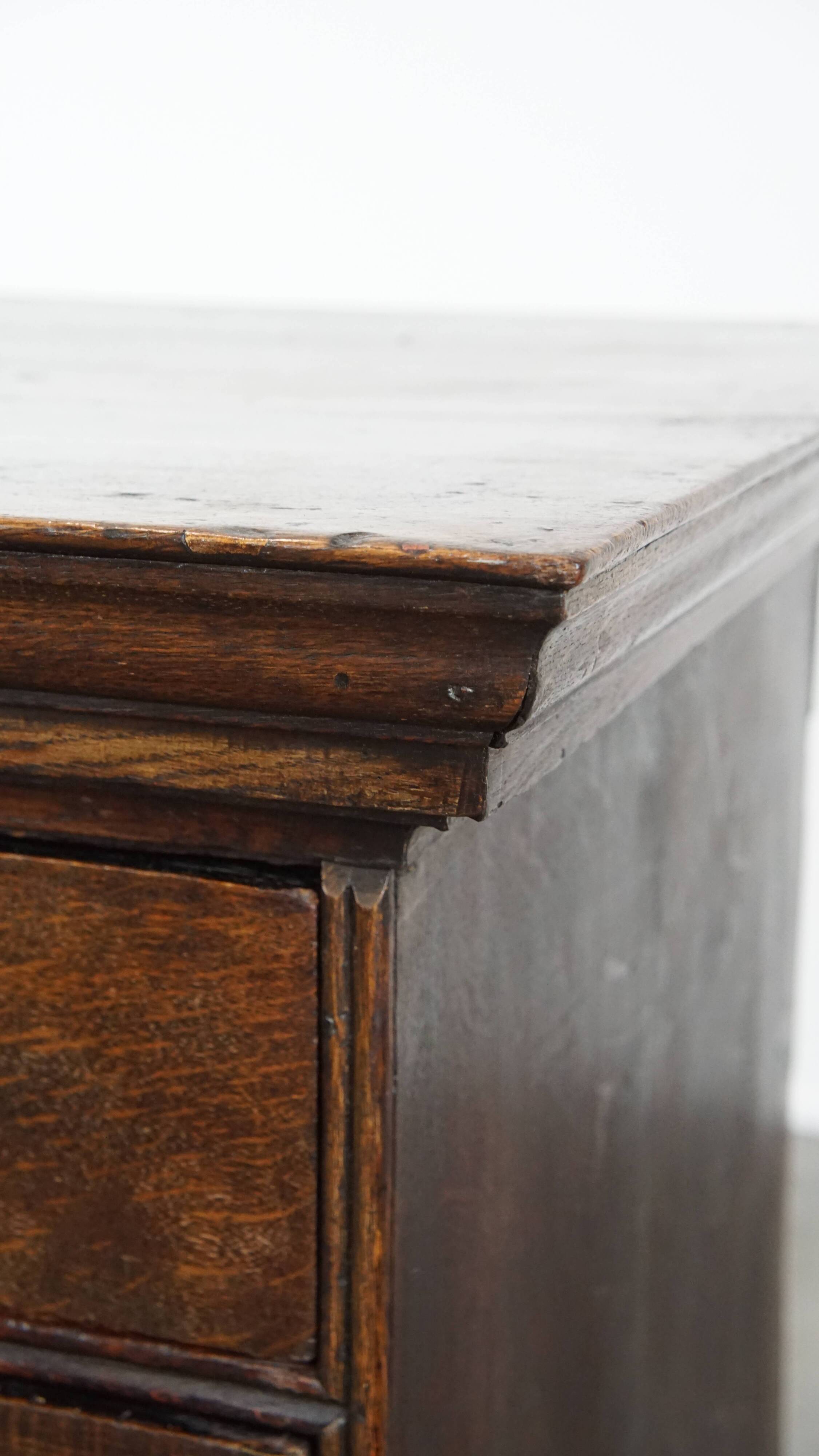 Early 18th century antique English oak chest of drawers with 5 drawers