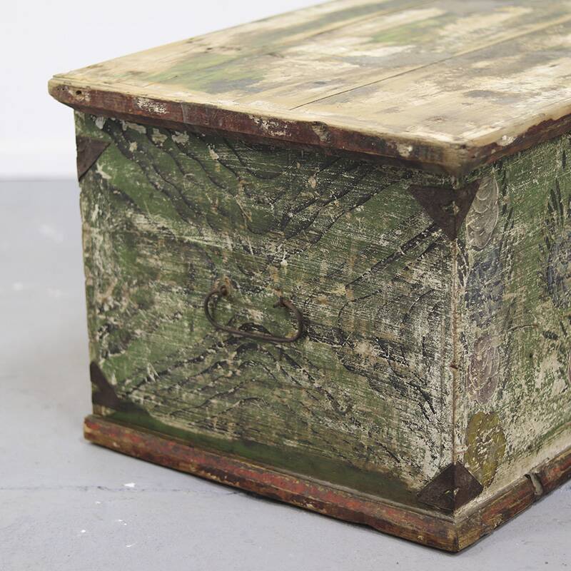 Coffre de mariée peint en art populaire roumain antique