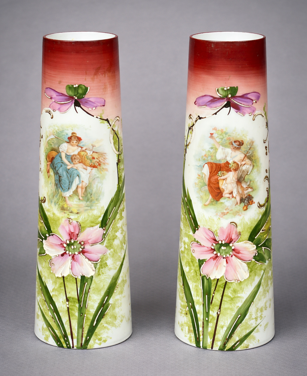 Paire de vases en opaline. Peints à la main.