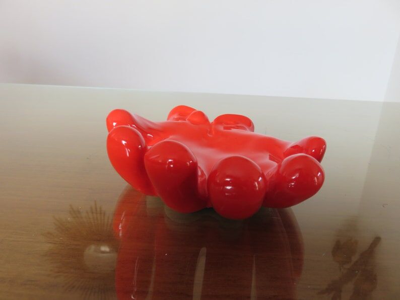 Empty hand-shaped pocket in red ceramic 80s