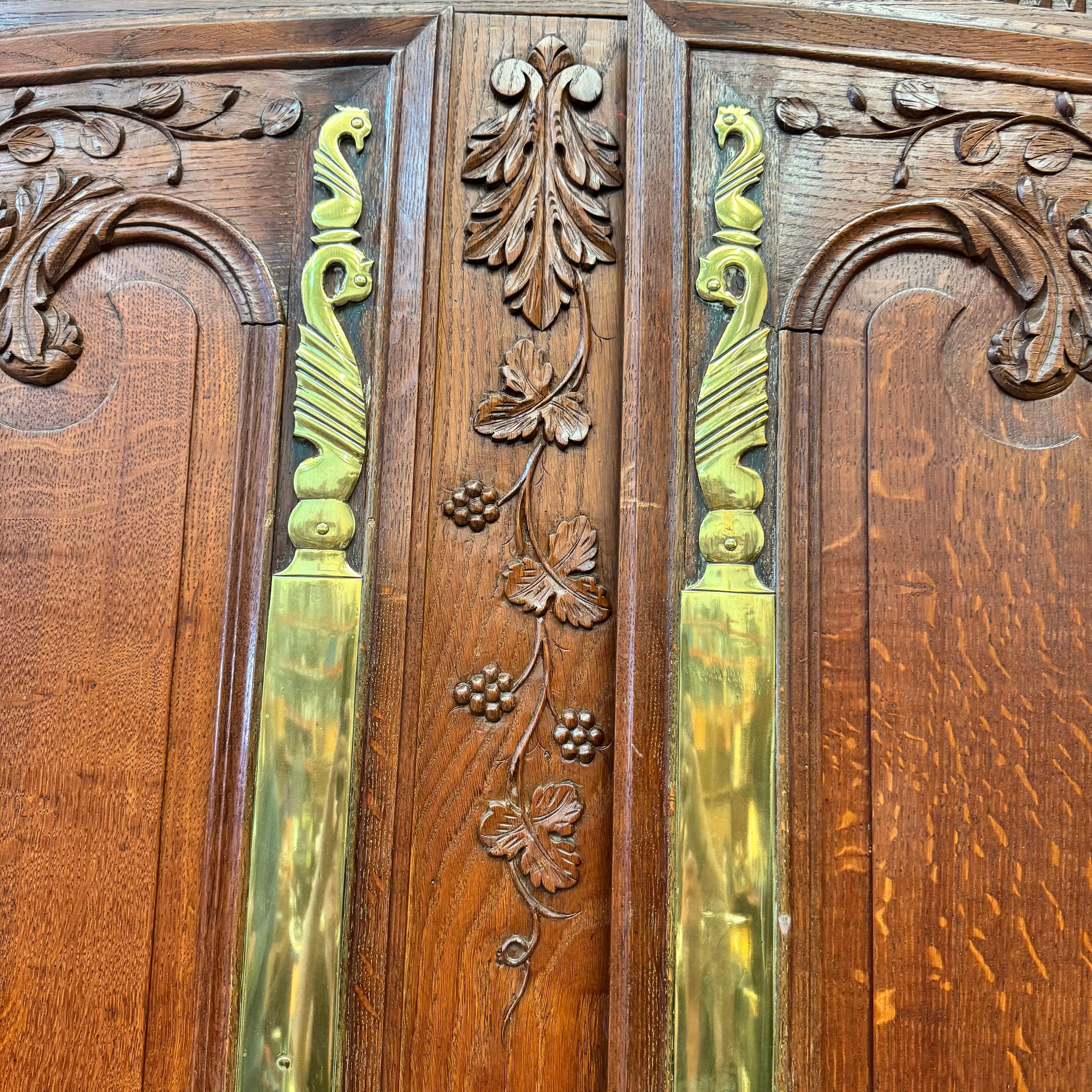 Large Country Wardrobe - French Provençal, in oak, 17th century