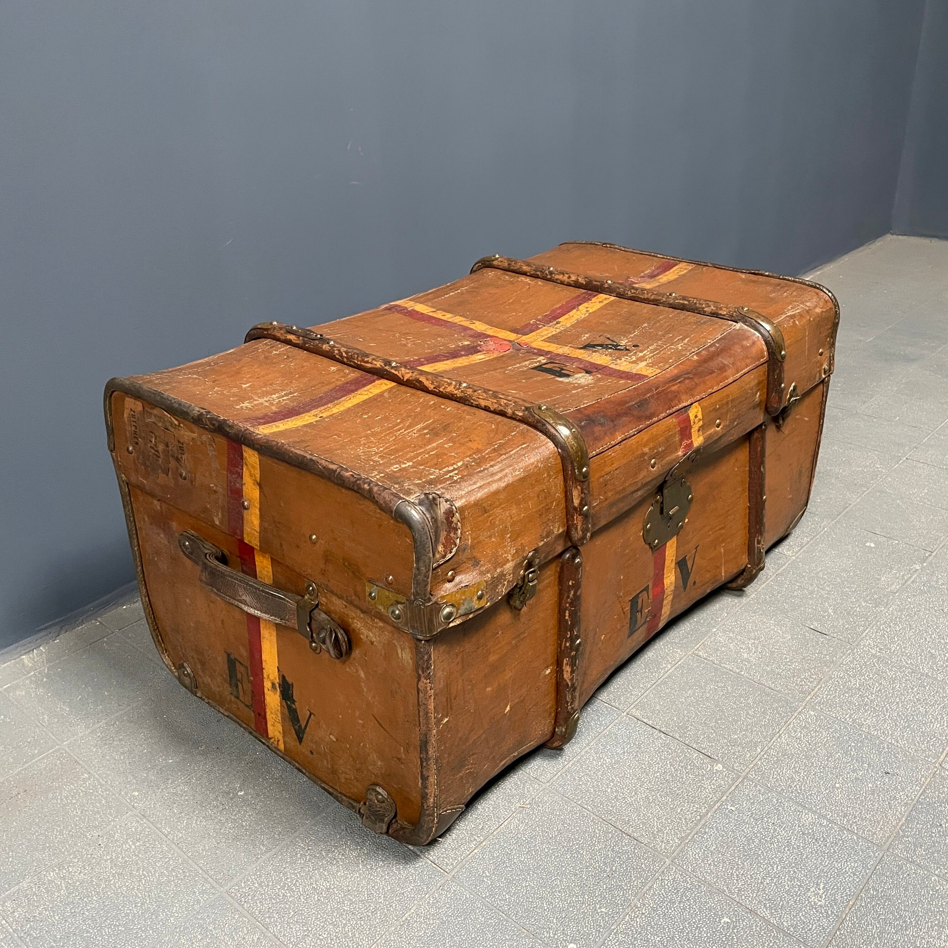 Antique brown travel case with wooden slides from the early 1900s