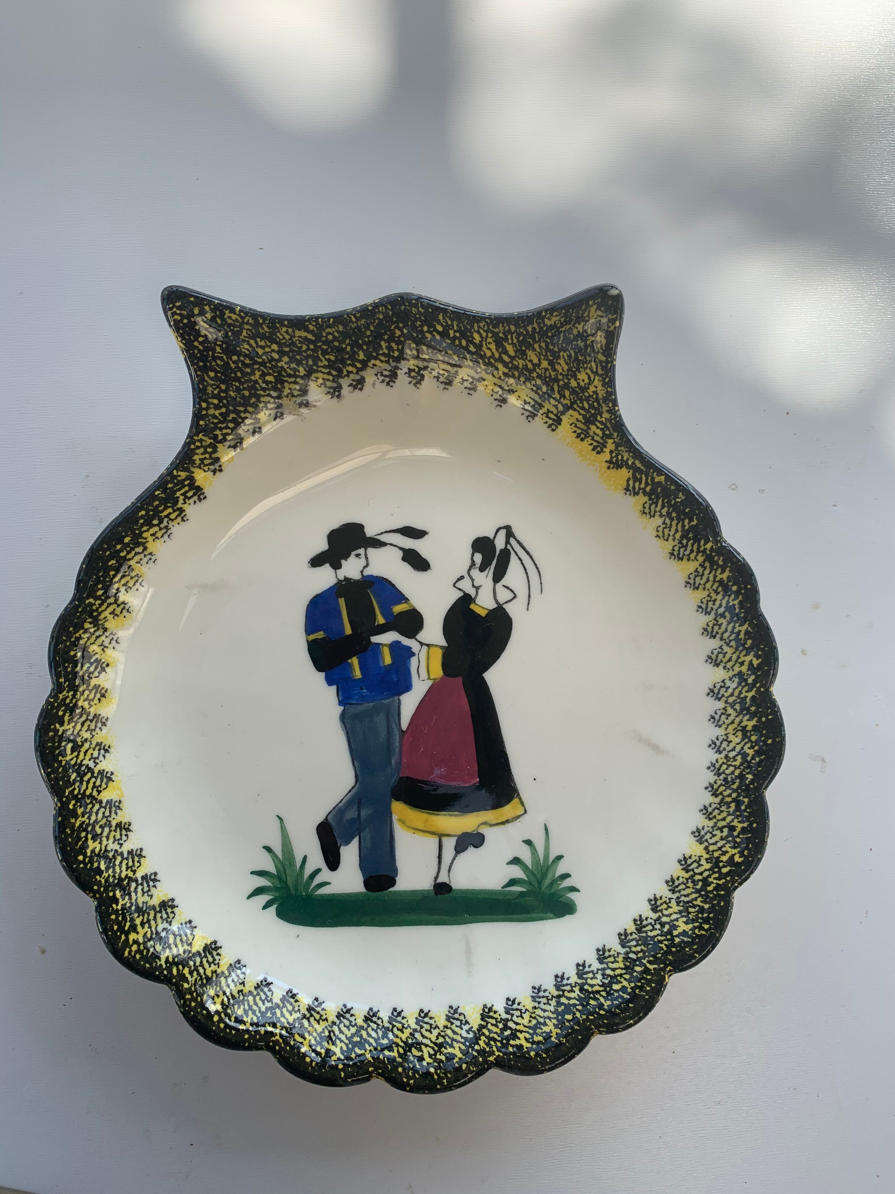 Henriot Quimper shell-shaped plate painted by vintage hand