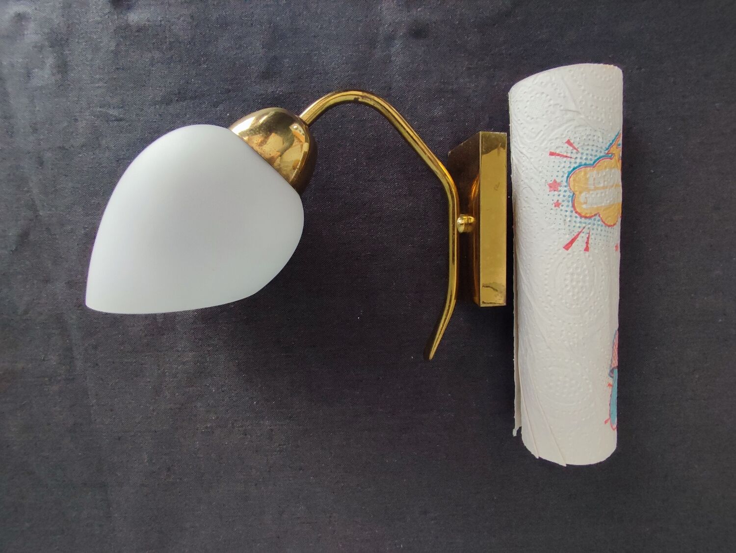 Wall lamp in brass and vintage opaline