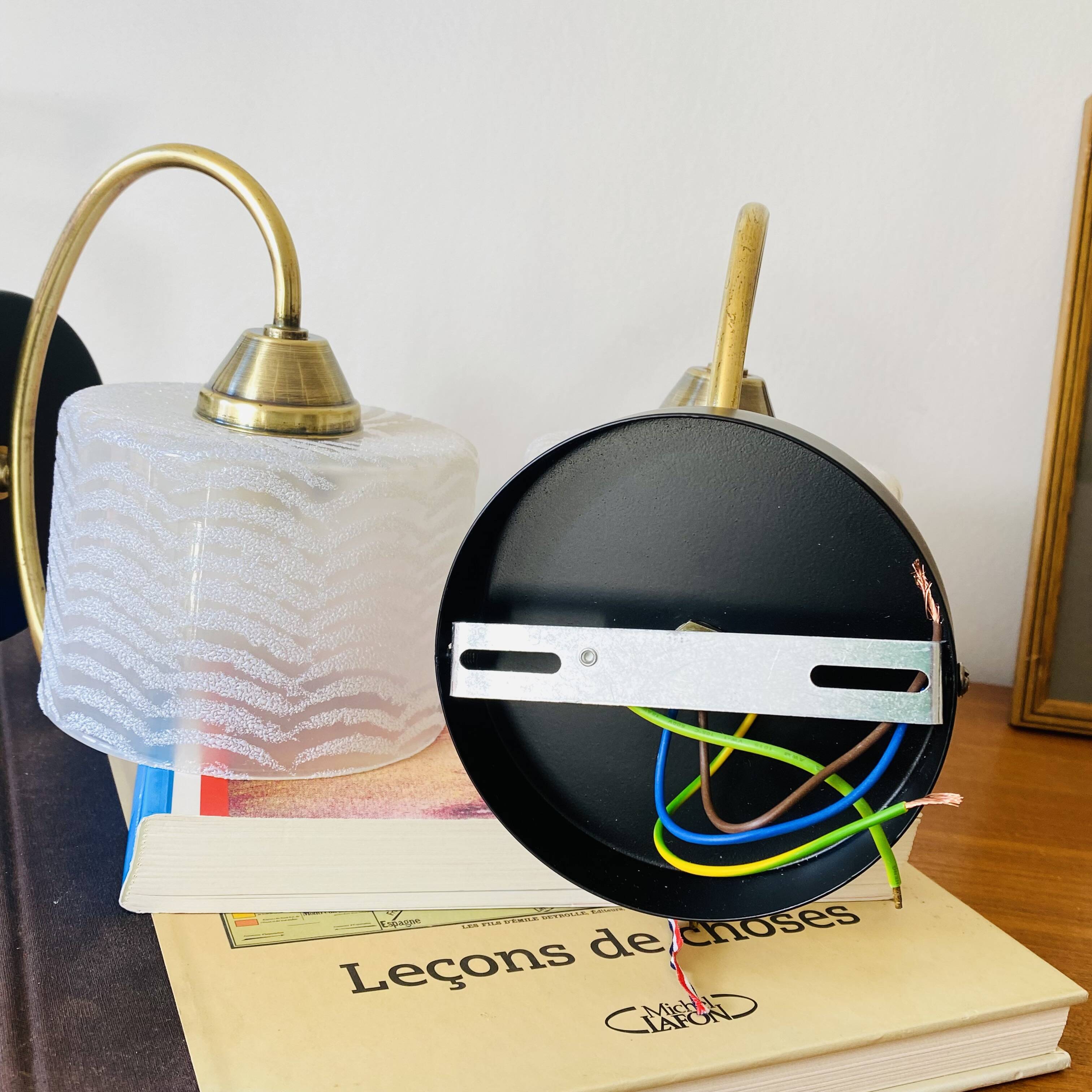 Paire d'appliques murales col de cygne en laiton et tulipe en verre blanc