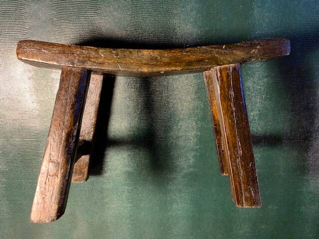 Antique milking stool in rustic curved wood, 19th century