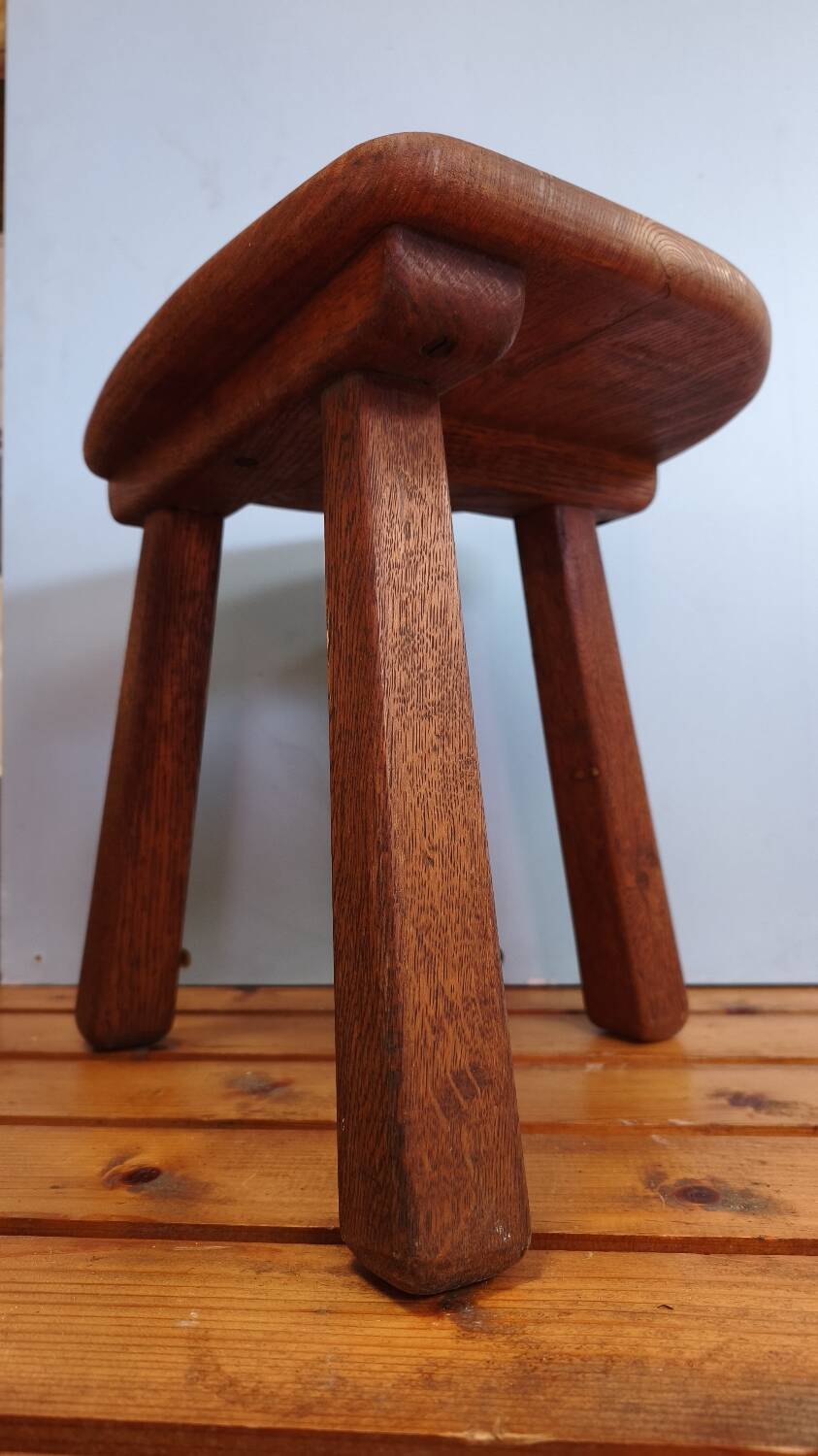 Tabouret tripode chêne massif - brutaliste