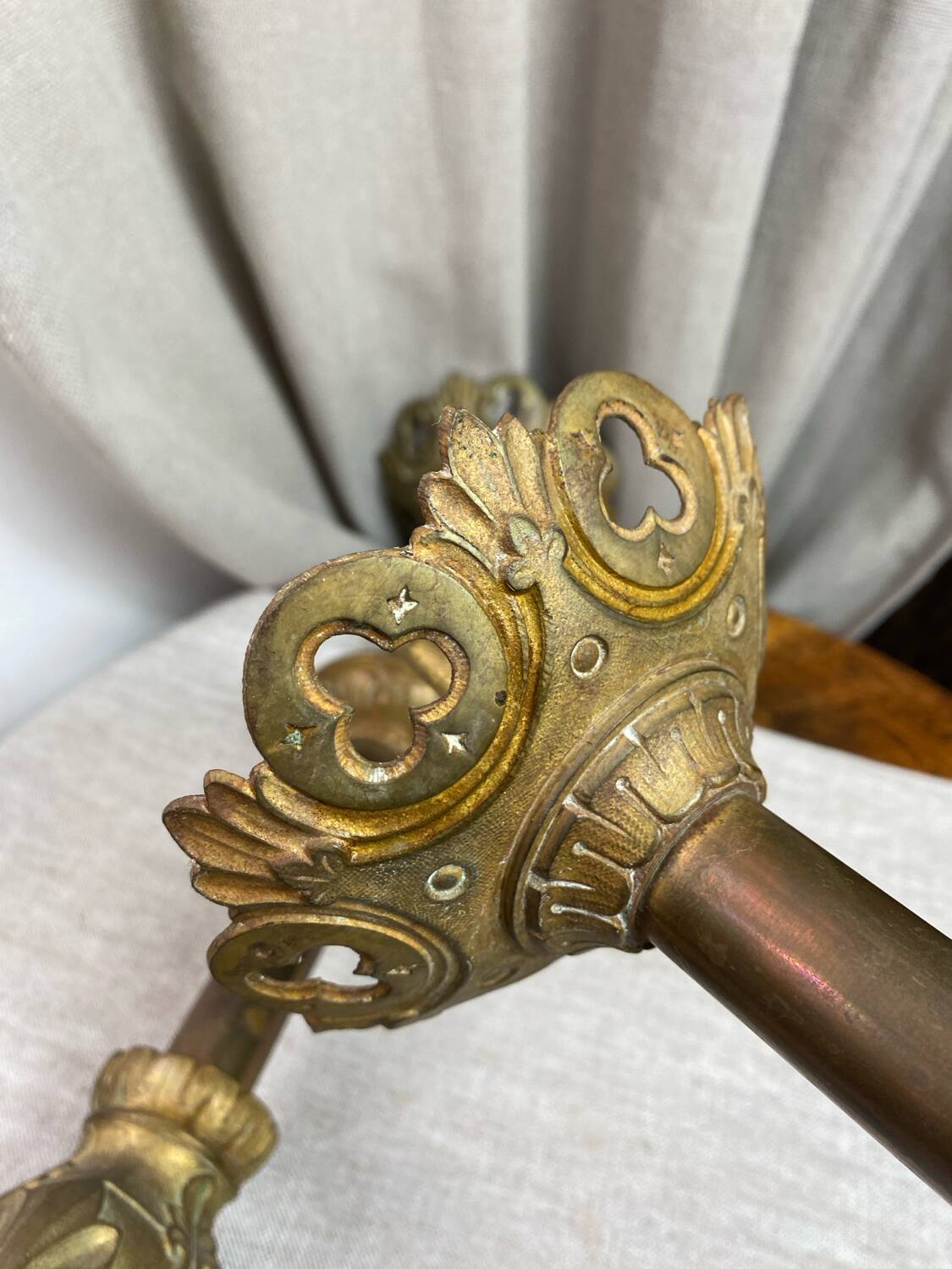 Paire de piques-cierges d’église en bronze et laiton
