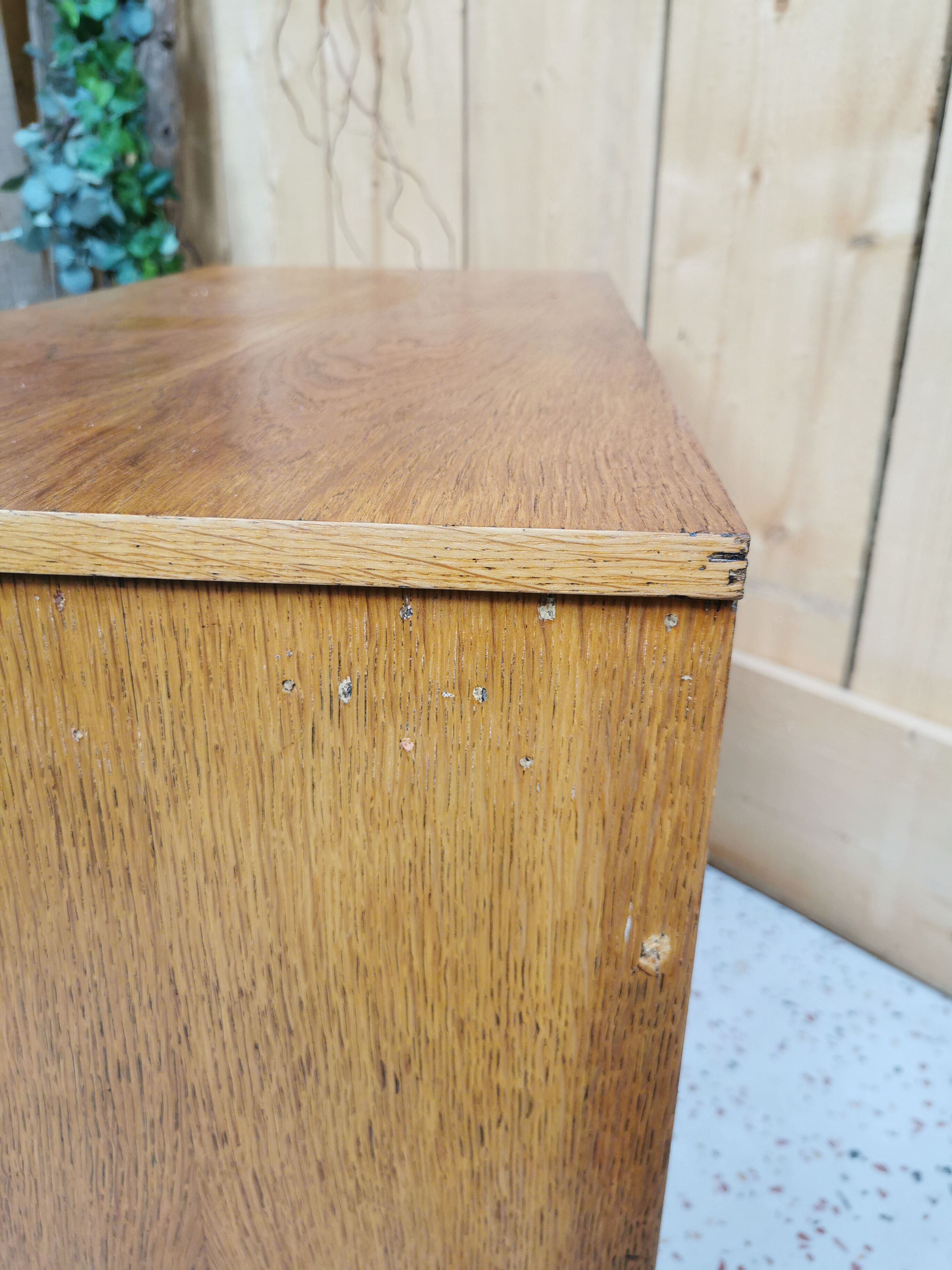 Oak chest of drawers