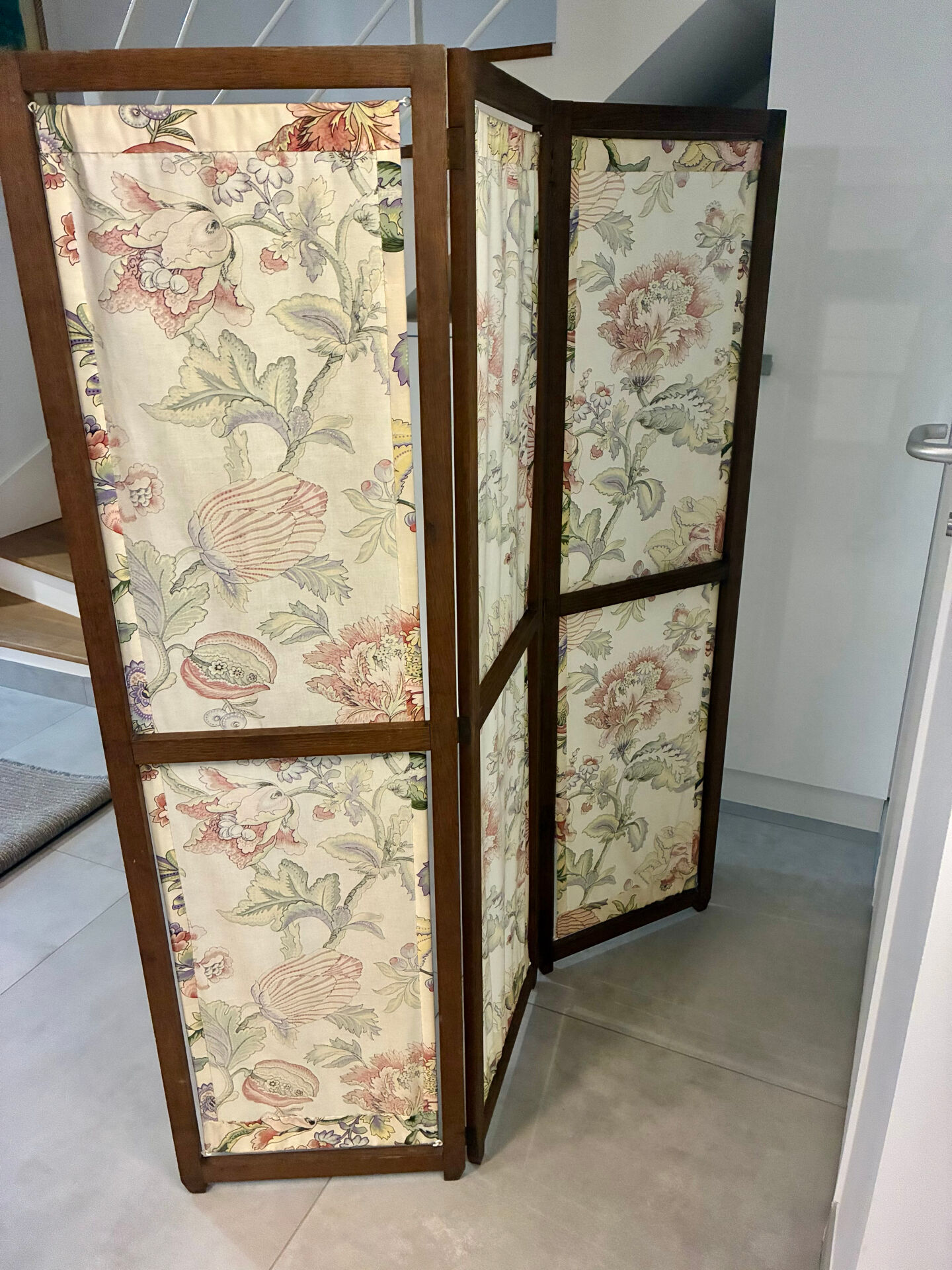 1950 oak screen with 4 panels in very good condition.