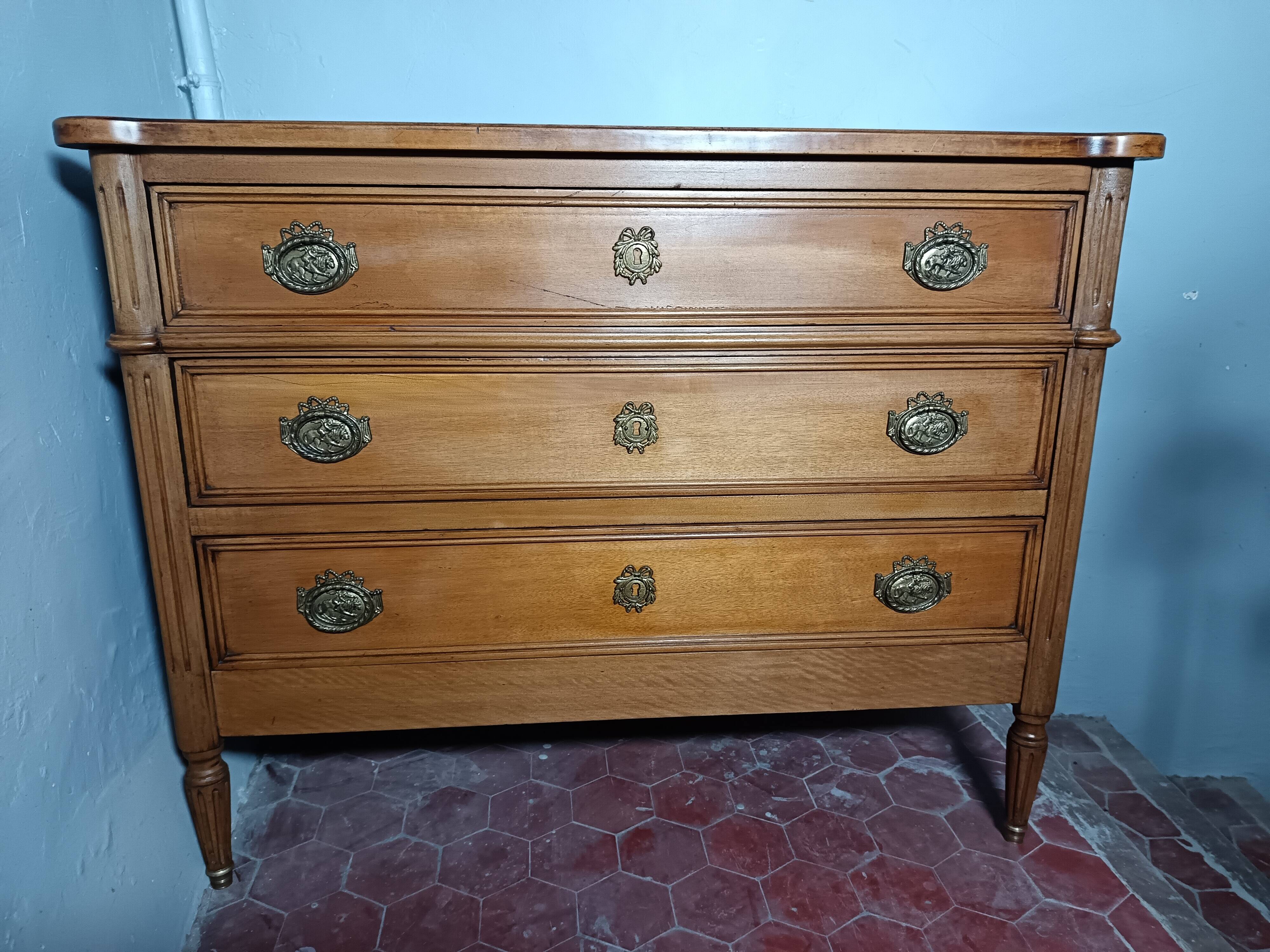 Commode de style Louis XVI ouvrant à trois tiroirs.