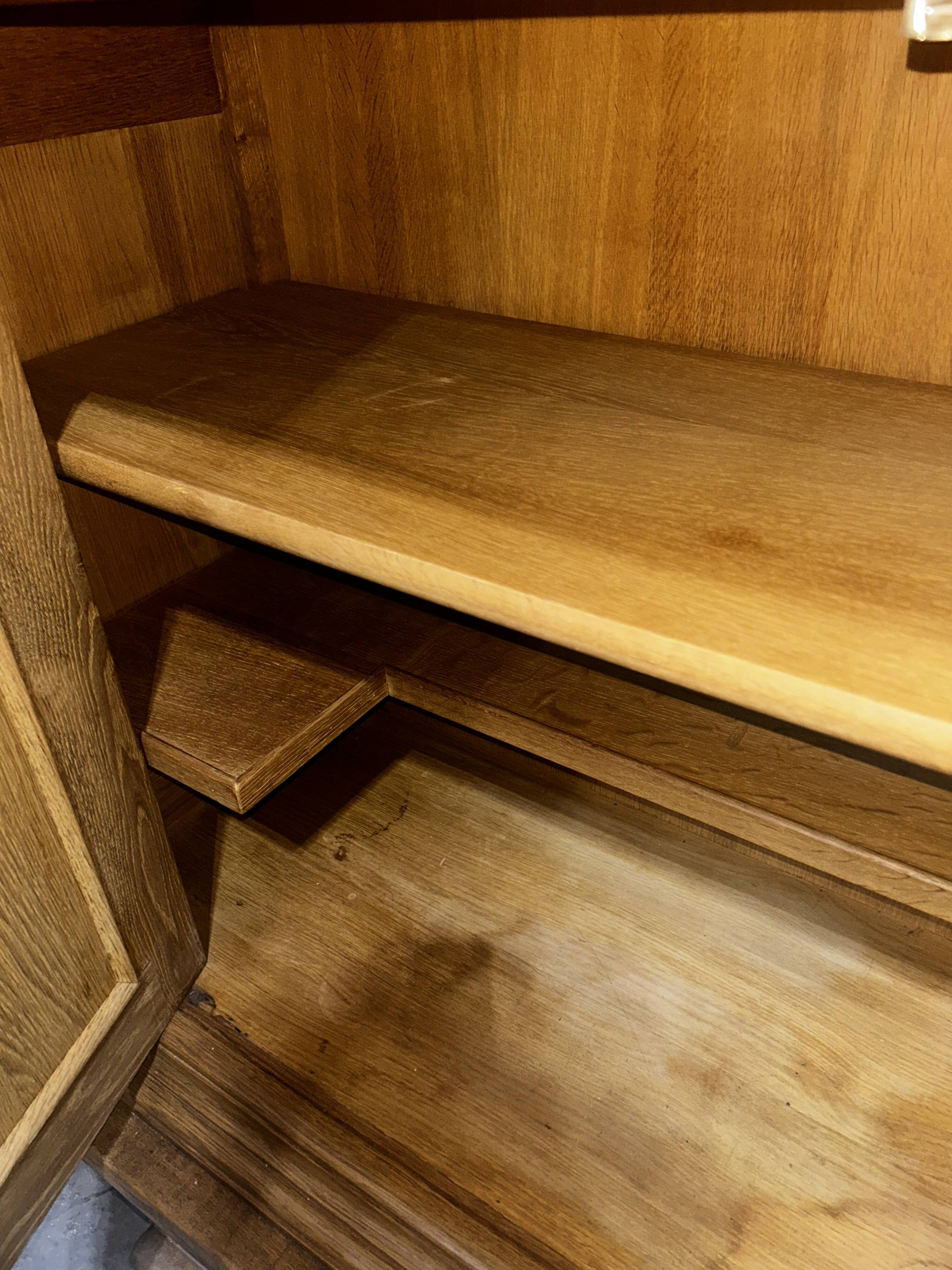 Meuble bas en chêne massif clair, 1940