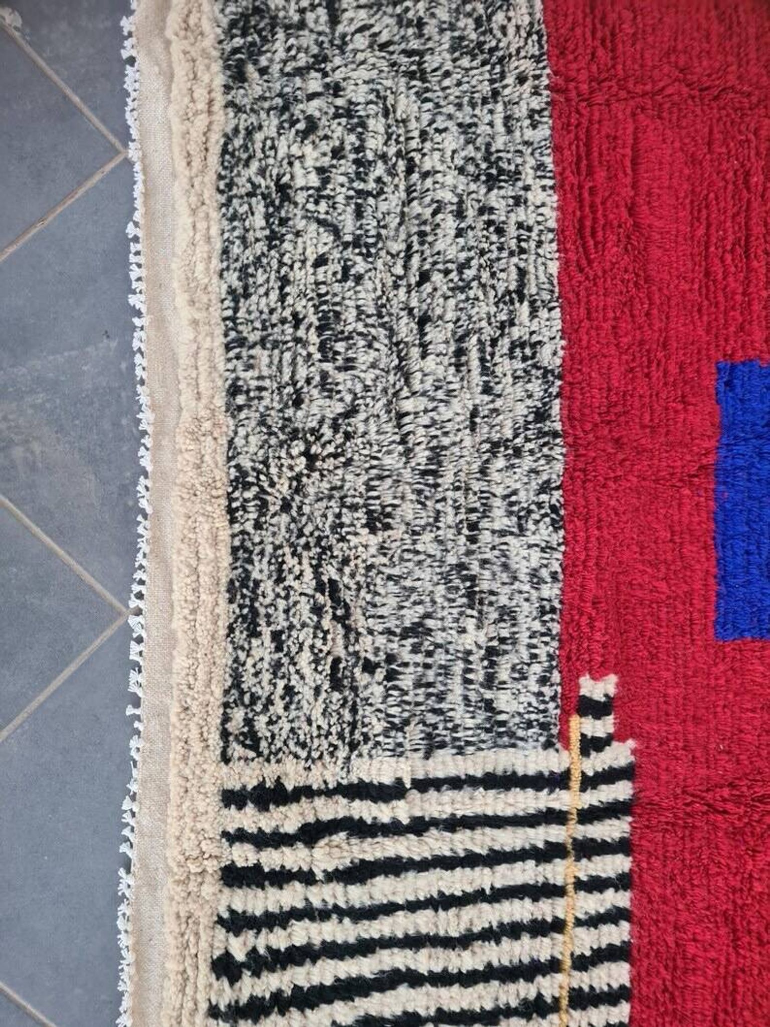 Tapis en laine naturel traditionnelle à motifs colorés taille 2/3 m