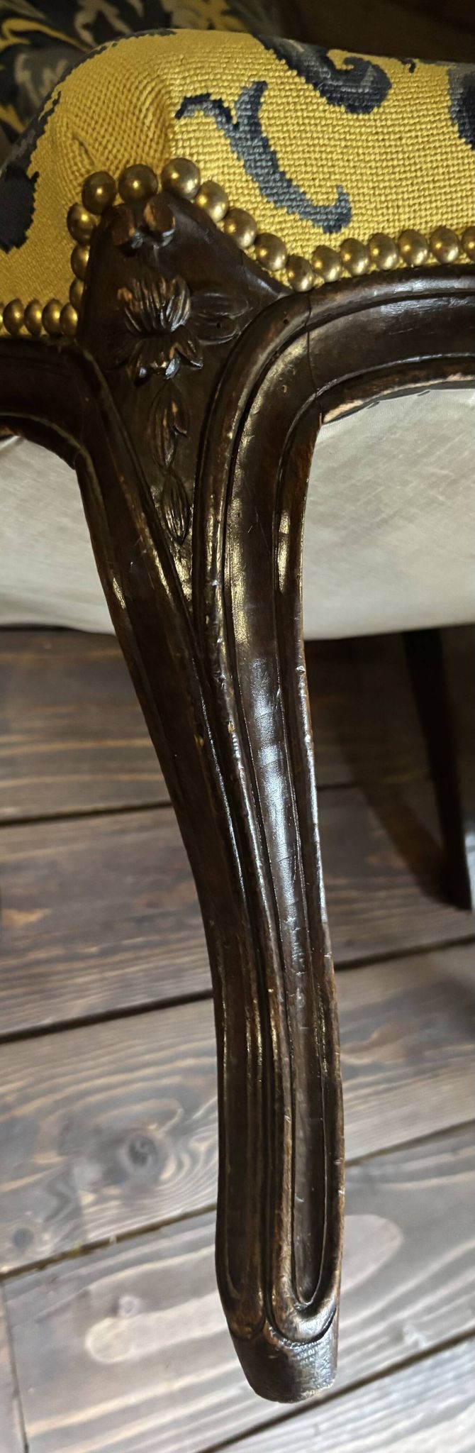 Fauteuil style Louis XV en hêtre – Tissu damassé jaune/bleu motif floraux.