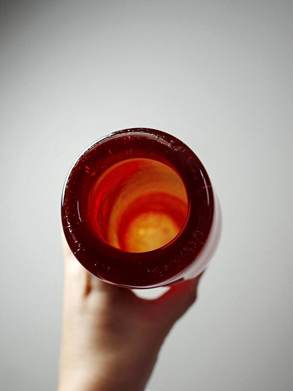Vase en verre soufflé rouge bullé style Murano, années 80-90