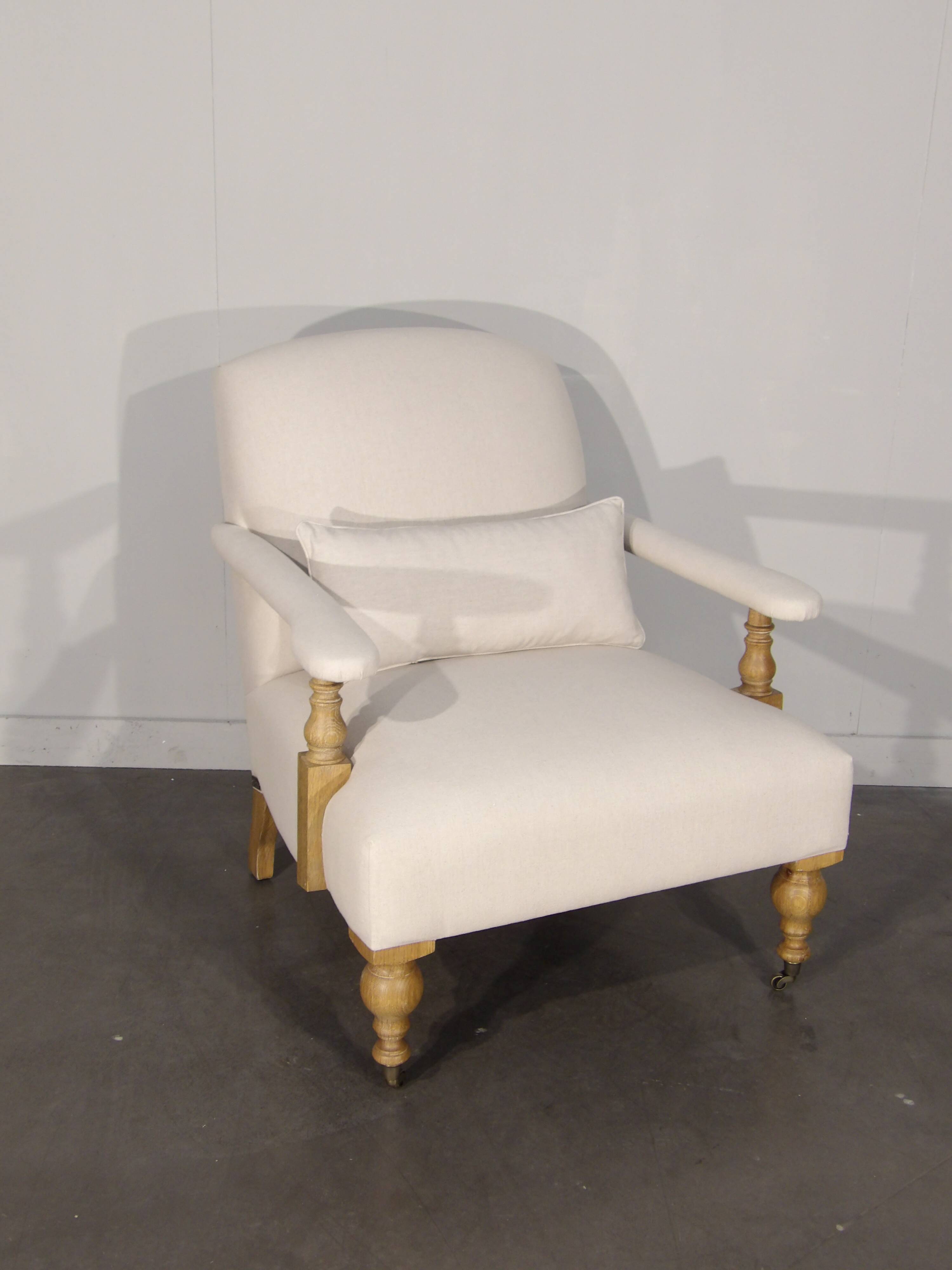 English style armchair in oak and cotton linen fabric