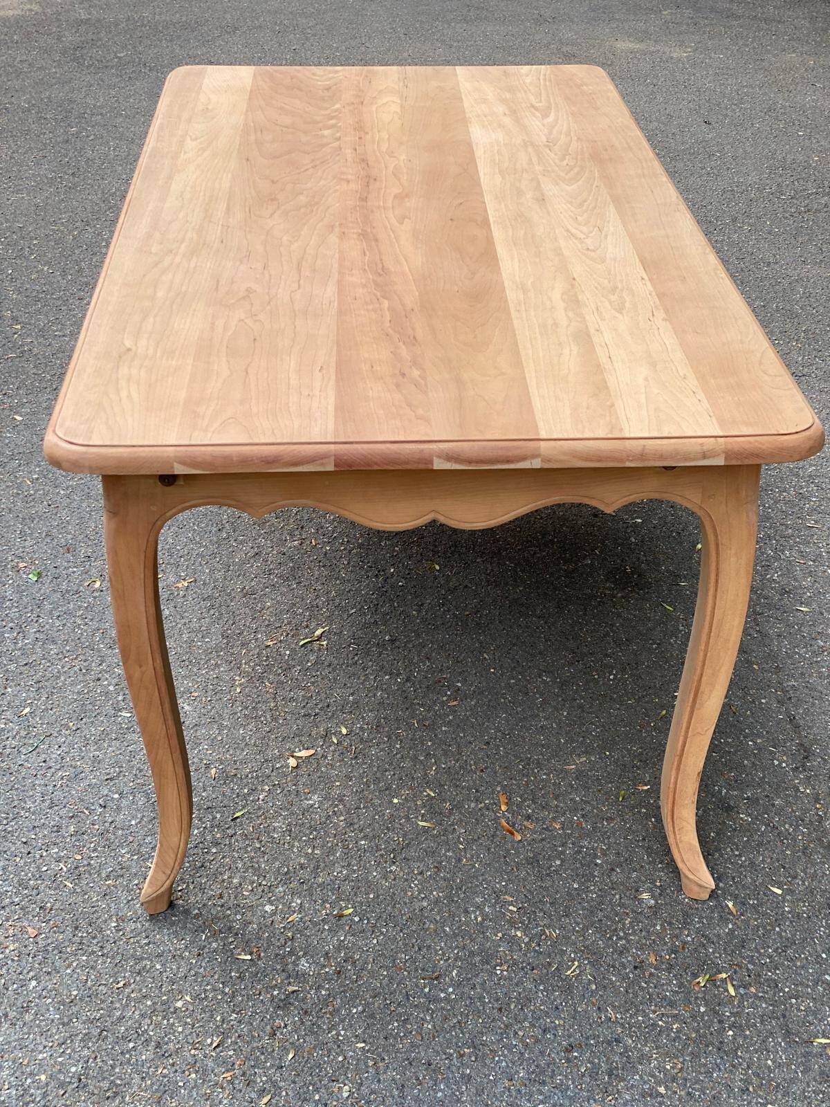 Table à manger de ferme chic extensible décapée en merisier massif Louis XV