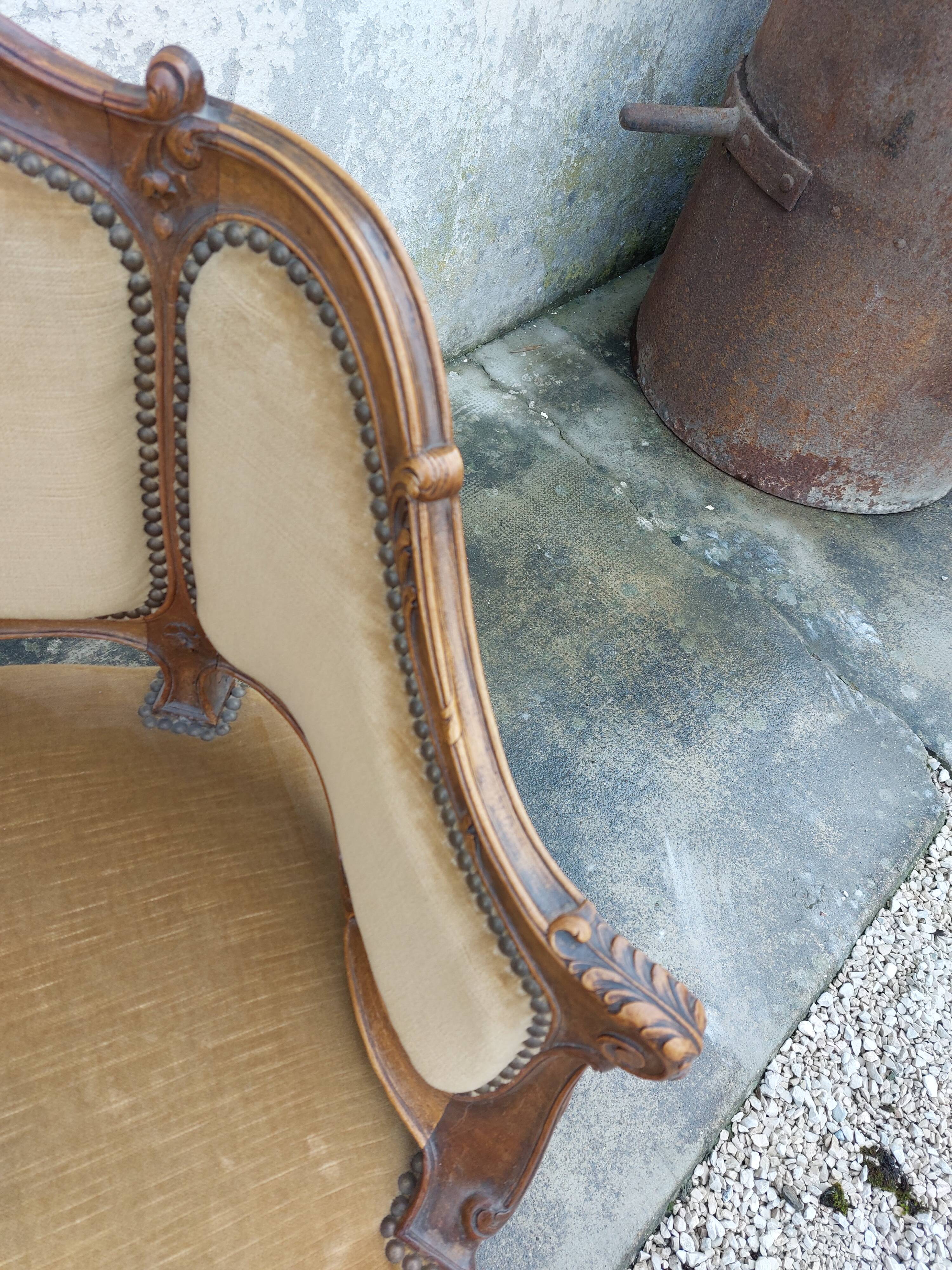 Paire de fauteuils corbeille louis XV en Noyer sculpté