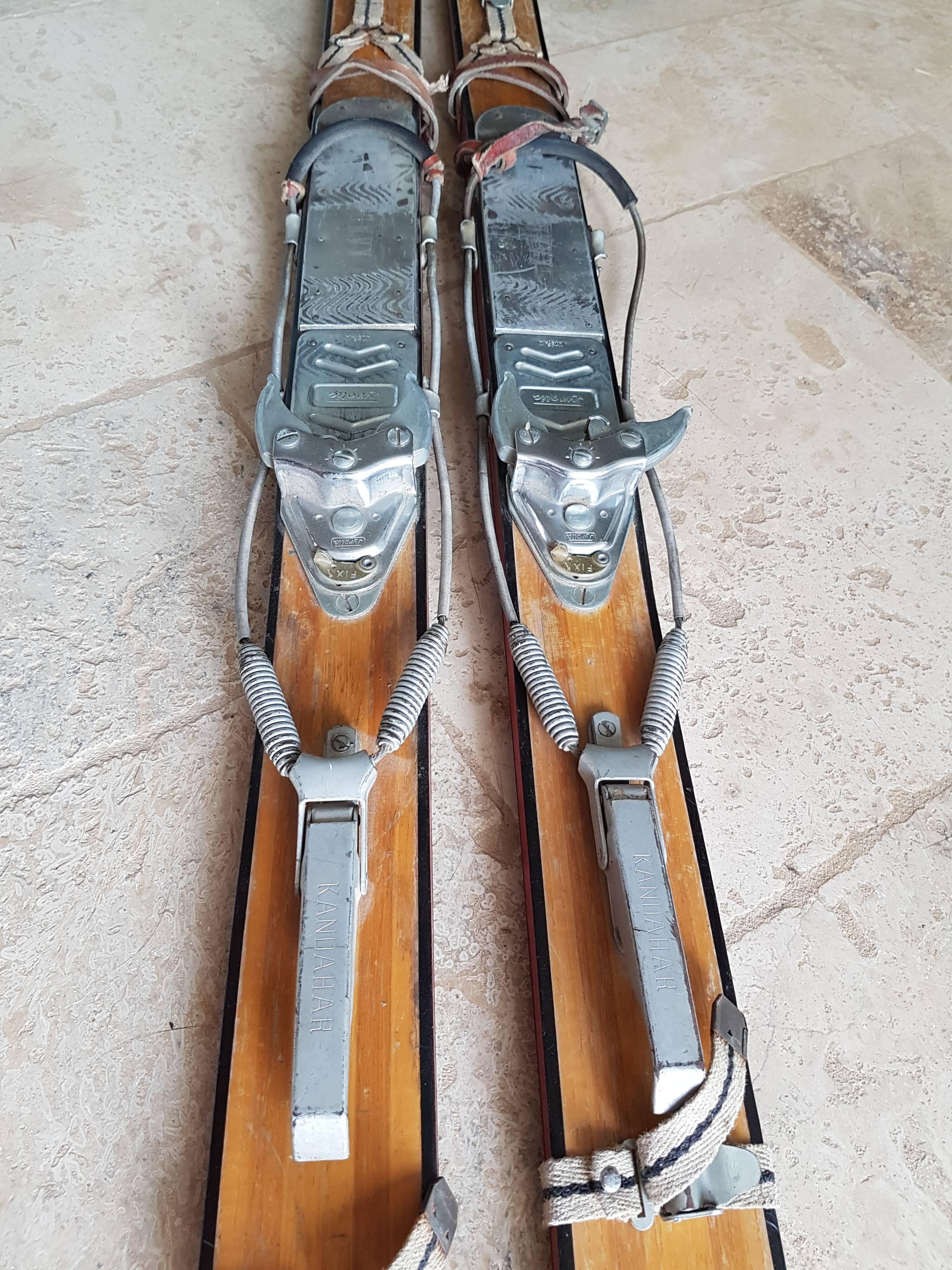 Nordic skiing in wood and skin former