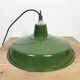 Lampe à suspension industrielle en émail vert, années 1960