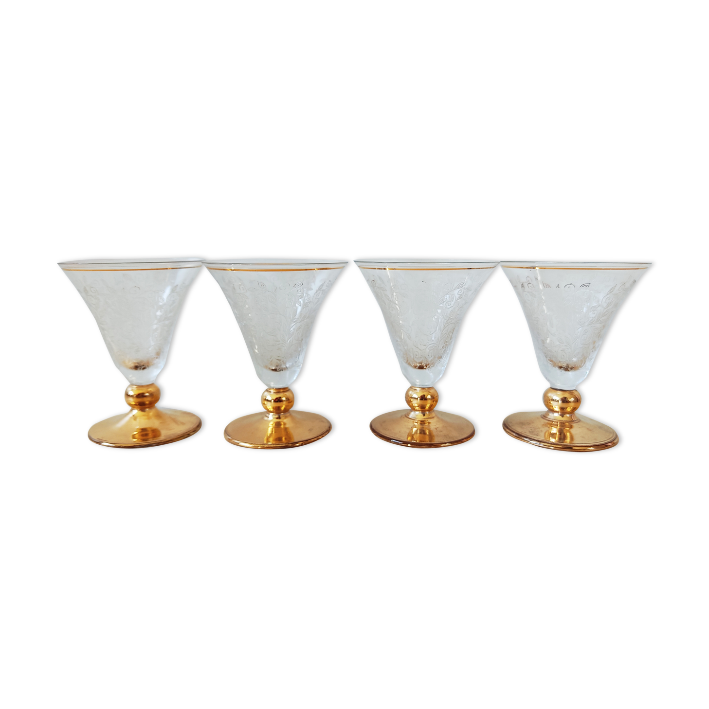 Set of 4 glasses engraved with golden foot