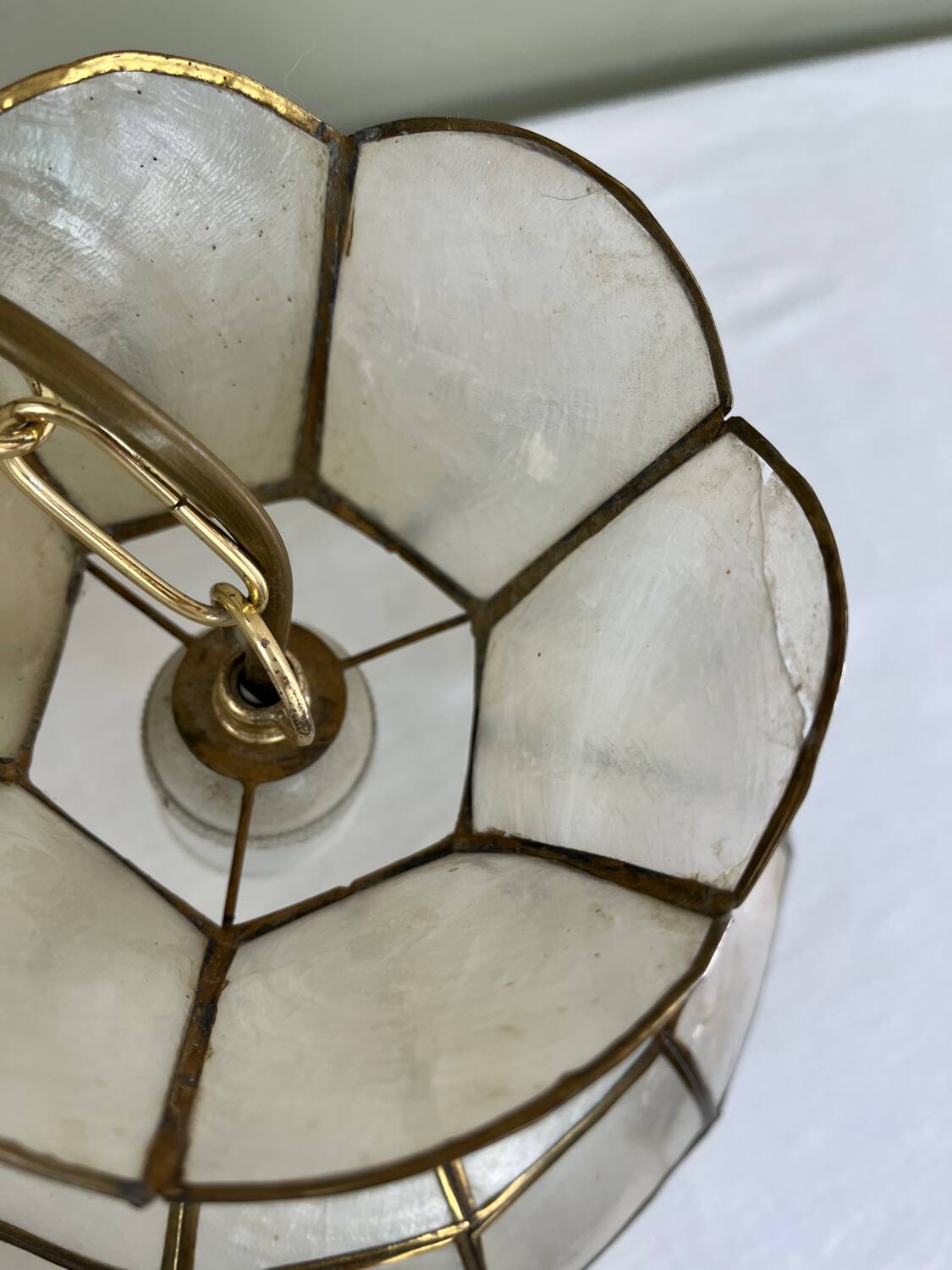 Mother-of-pearl suspension