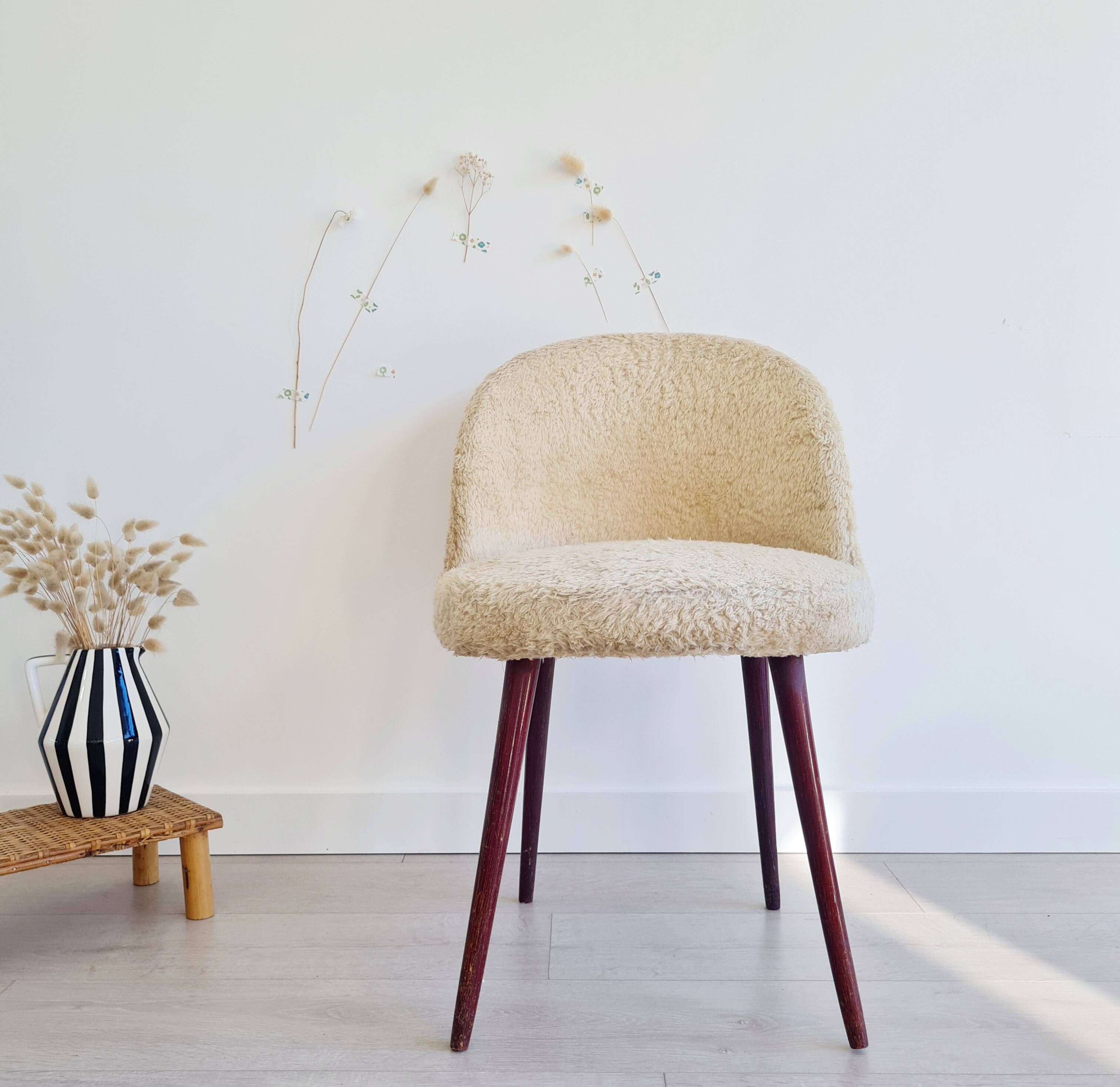 Chaise moumoute tonneau vintage pieds compas