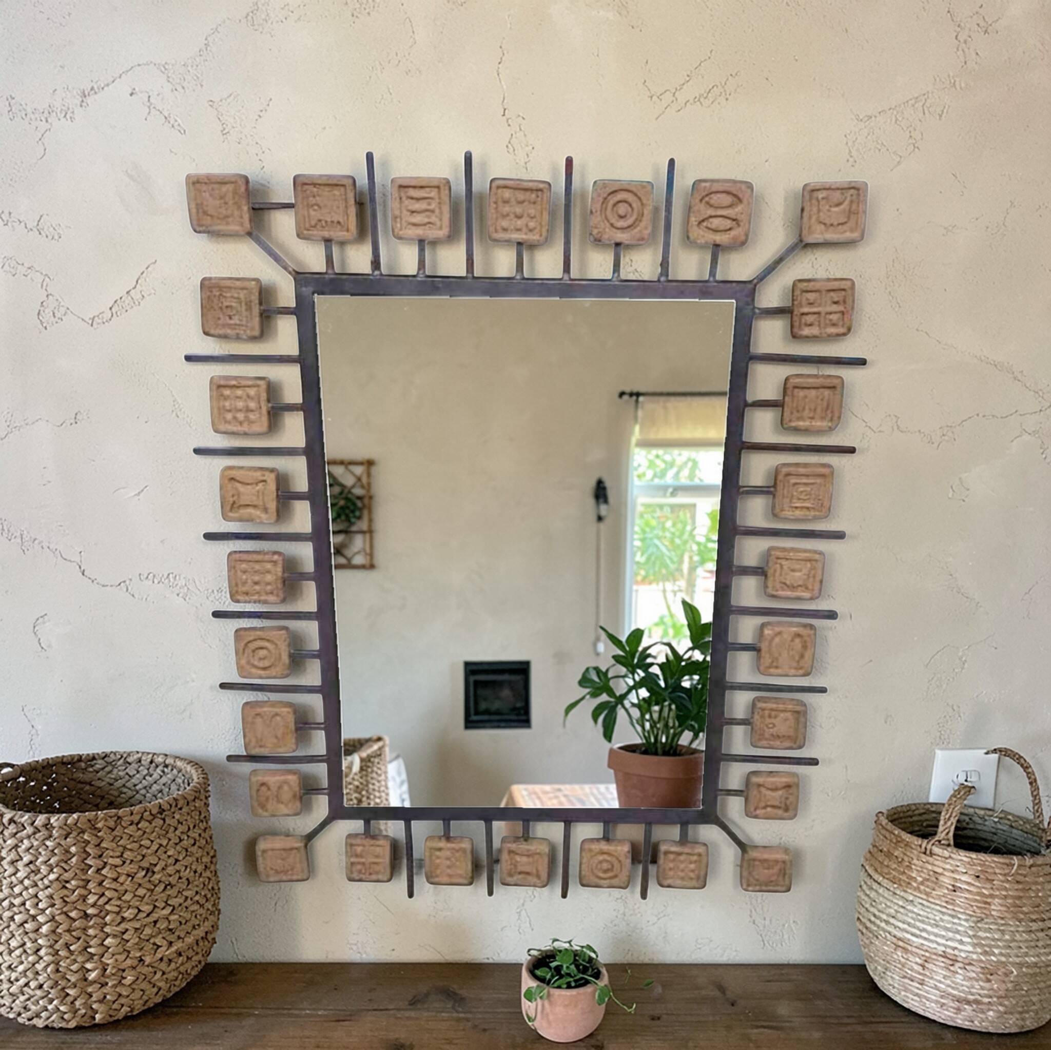Specchio rettangolare brutalista in ferro battuto e formelle in terracotta