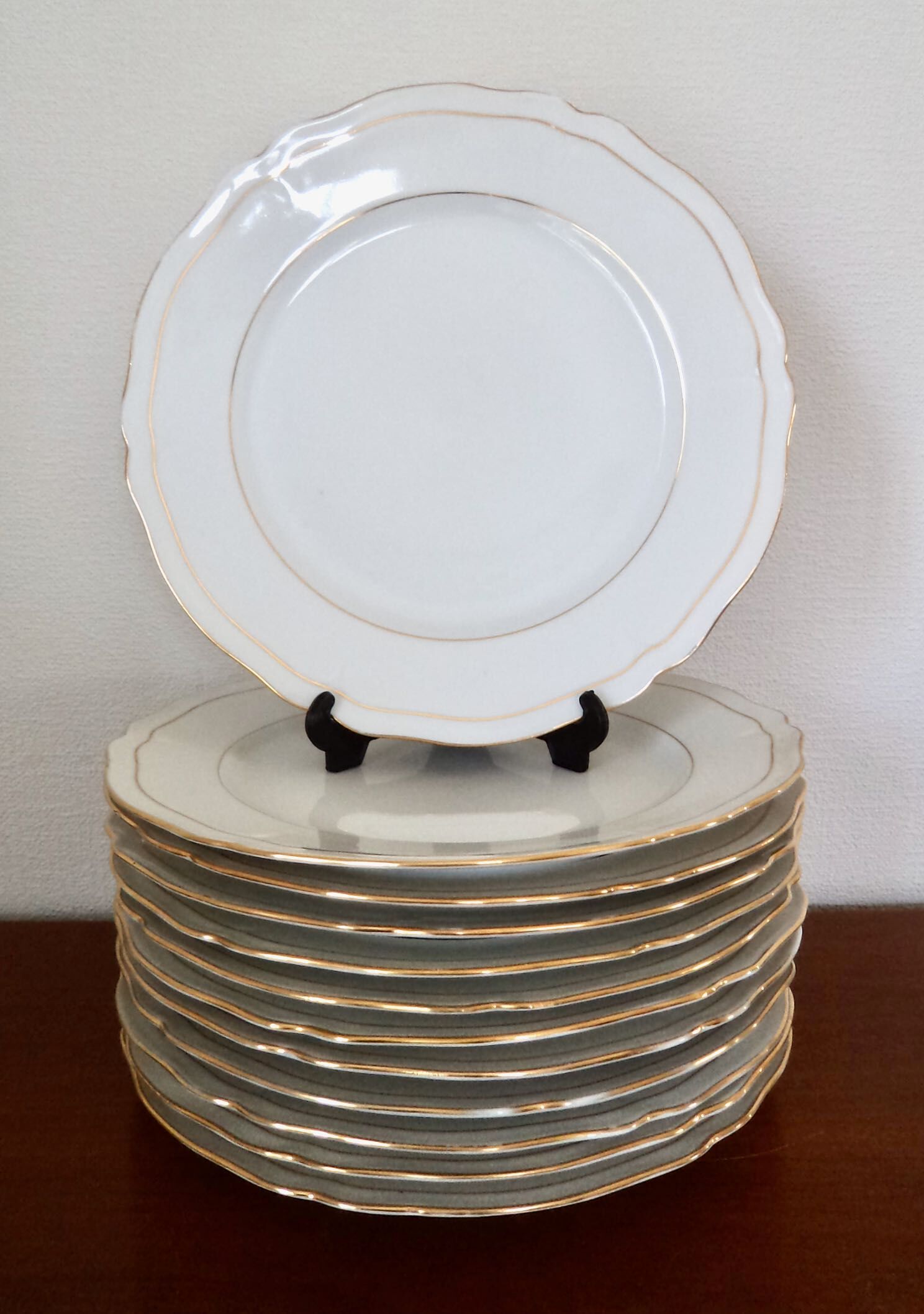 Set of 12 flat plates made of Limoges porcelain