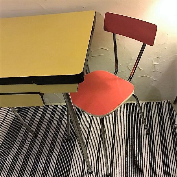 Table formica yellow and 2 red chairs